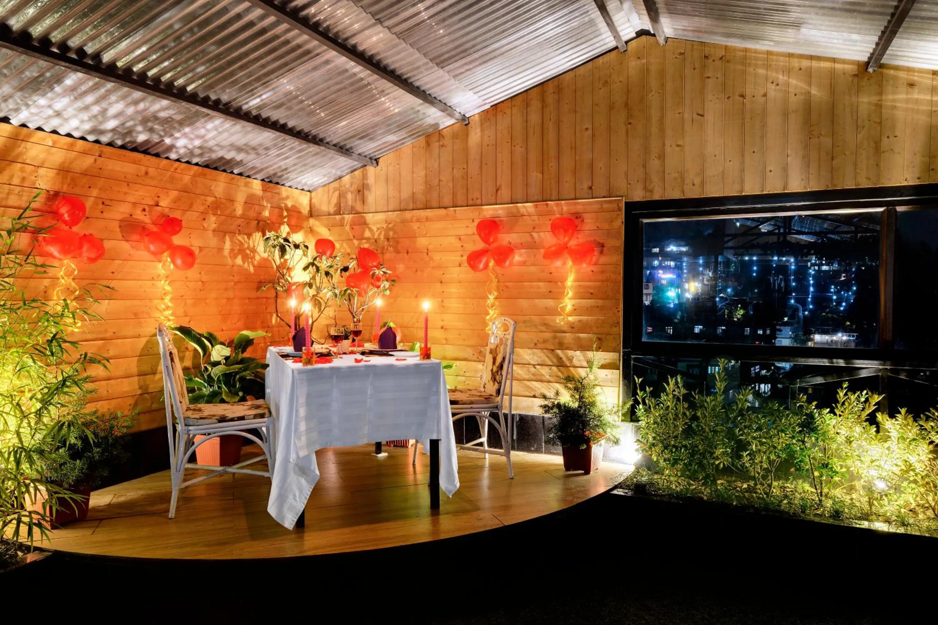 Restaurant/places to eat in Sumitel Vista 800m from Mall Road