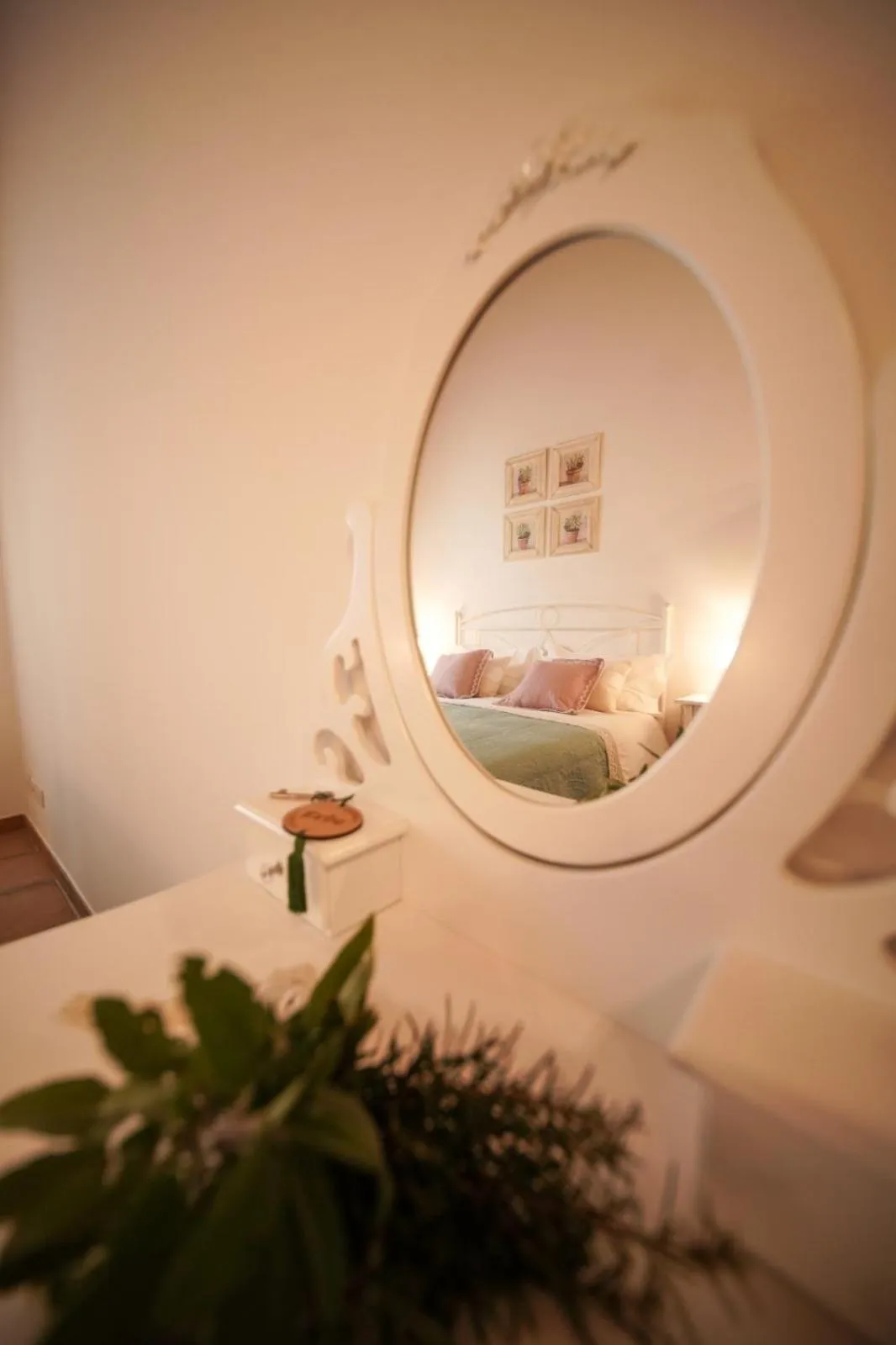 Decorative detail, Bed in Fonte Murata B&B