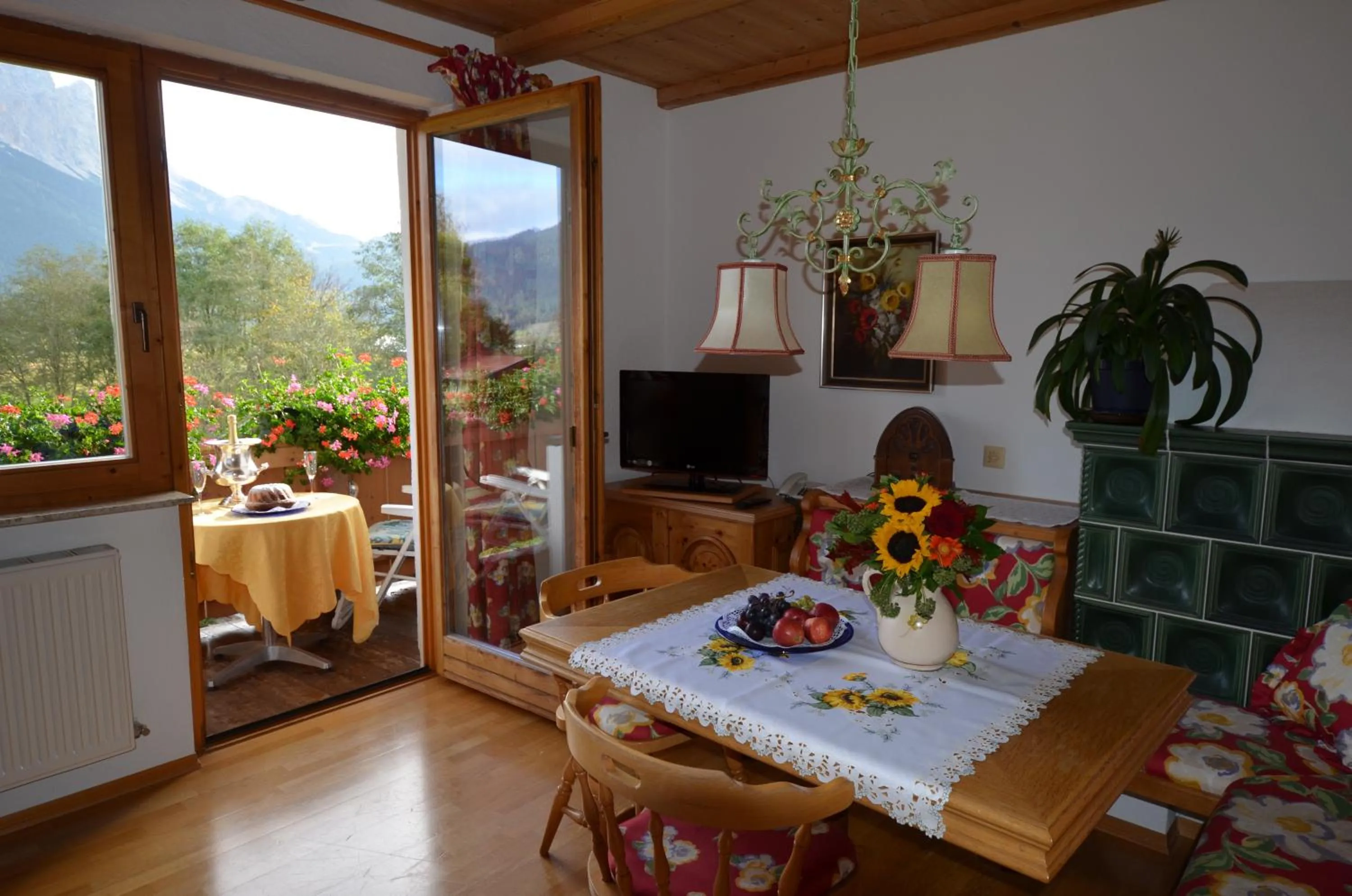 Dining area in Sporthotel Zugspitze