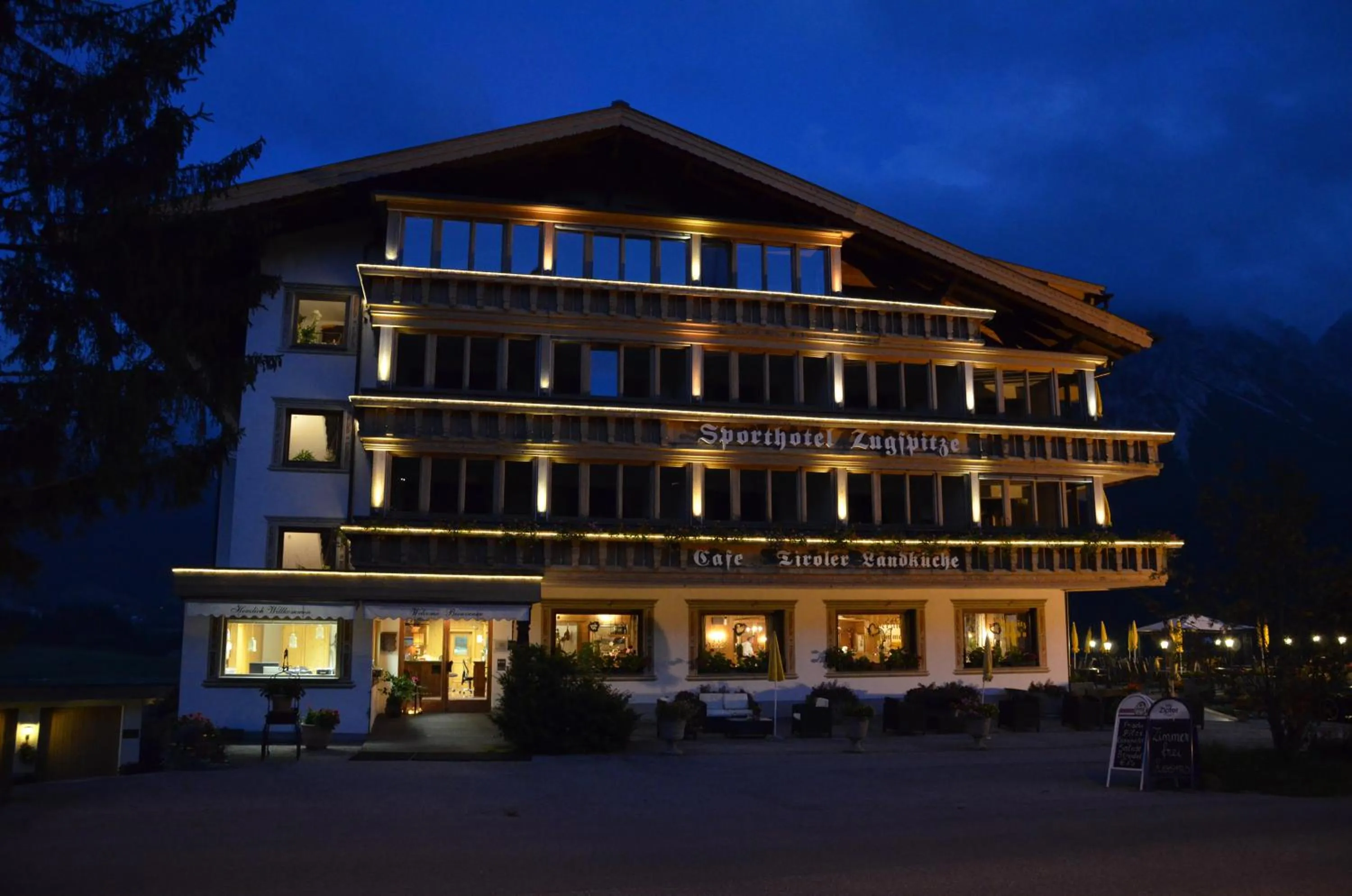 Facade/entrance in Sporthotel Zugspitze
