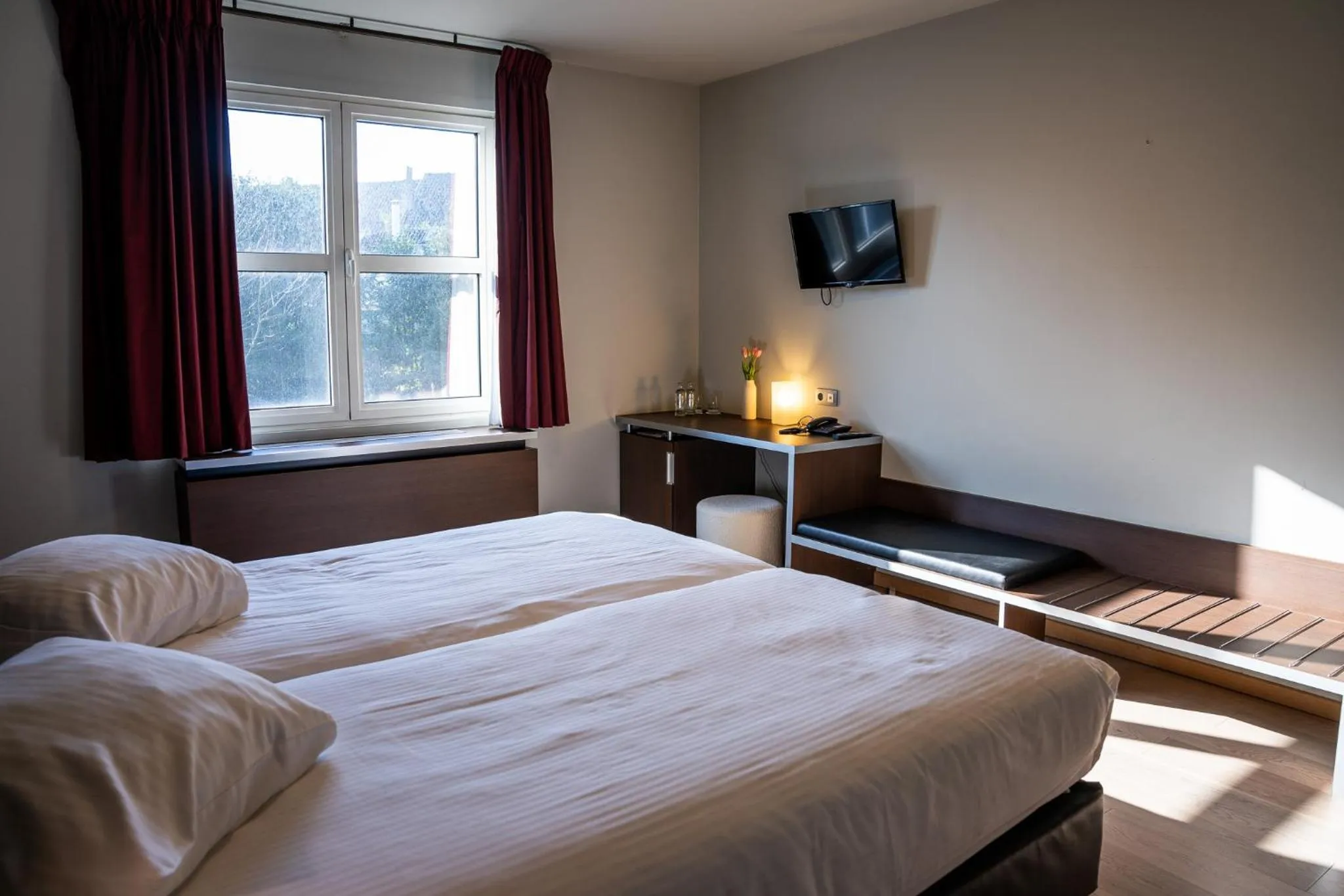 Communal lounge/ TV room, Bed in Hotel Falko