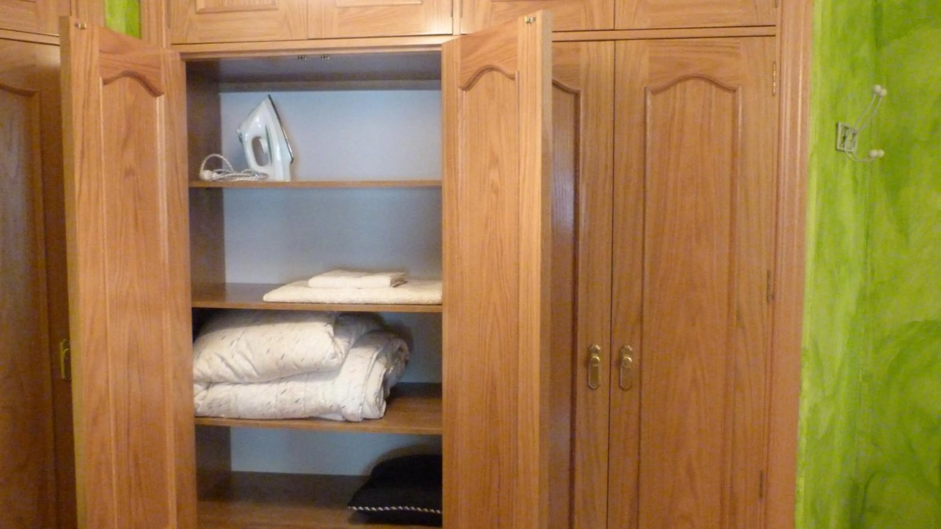 wardrobe, Bed in Apartamento La Plazuela