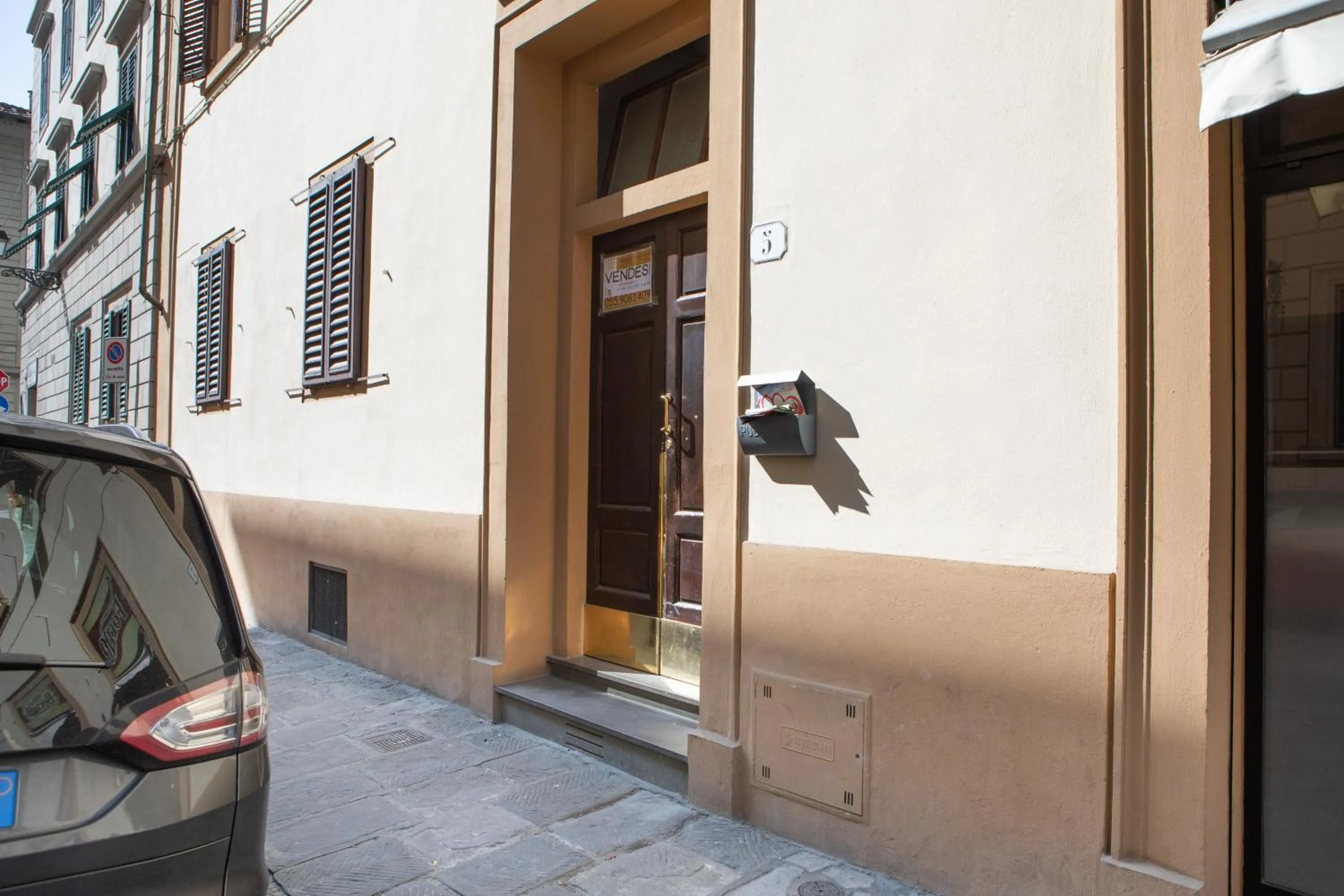 Facade/entrance in Indipendenza House by Mmega