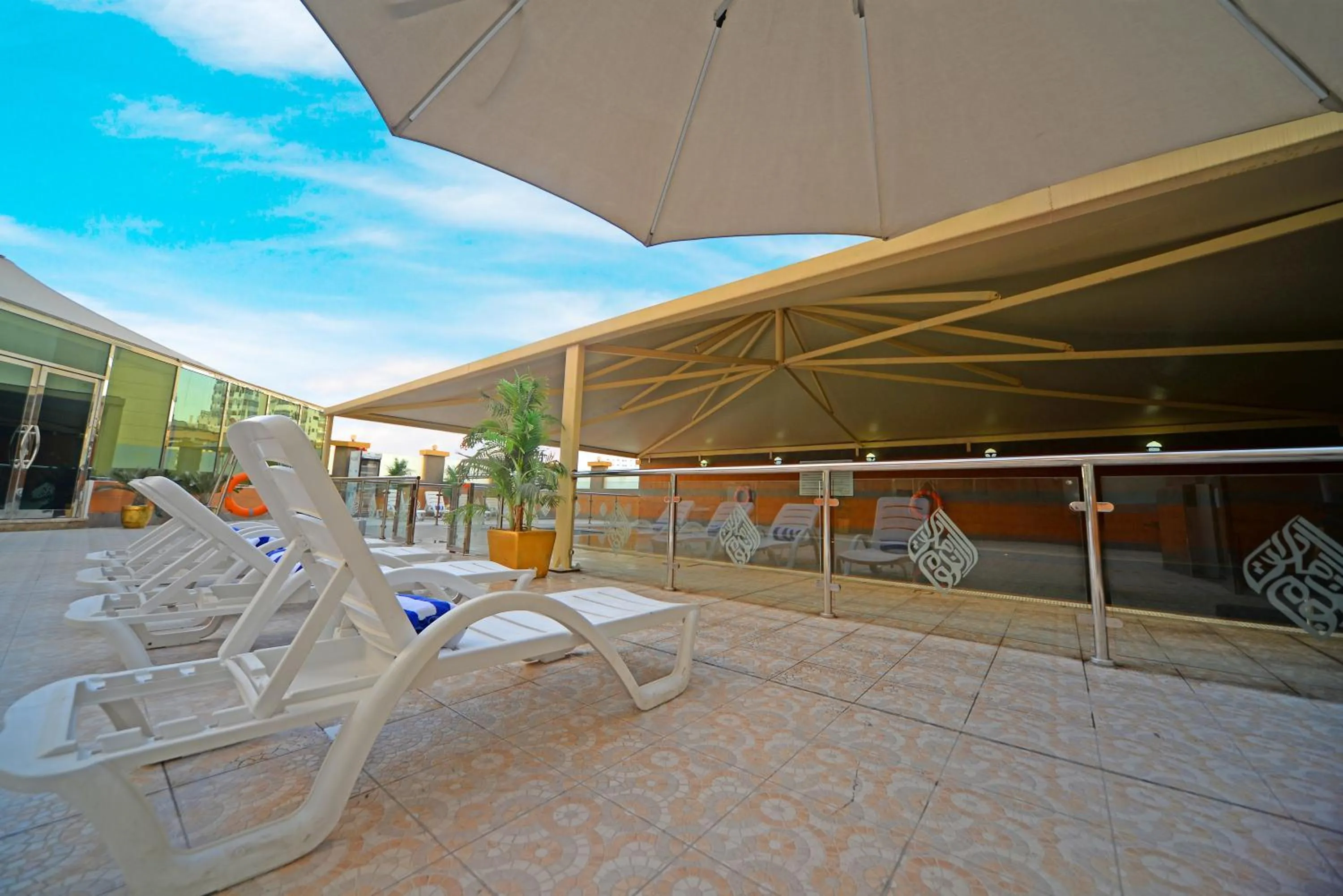 Swimming pool in Emirates Stars Hotel Apartments Dubai