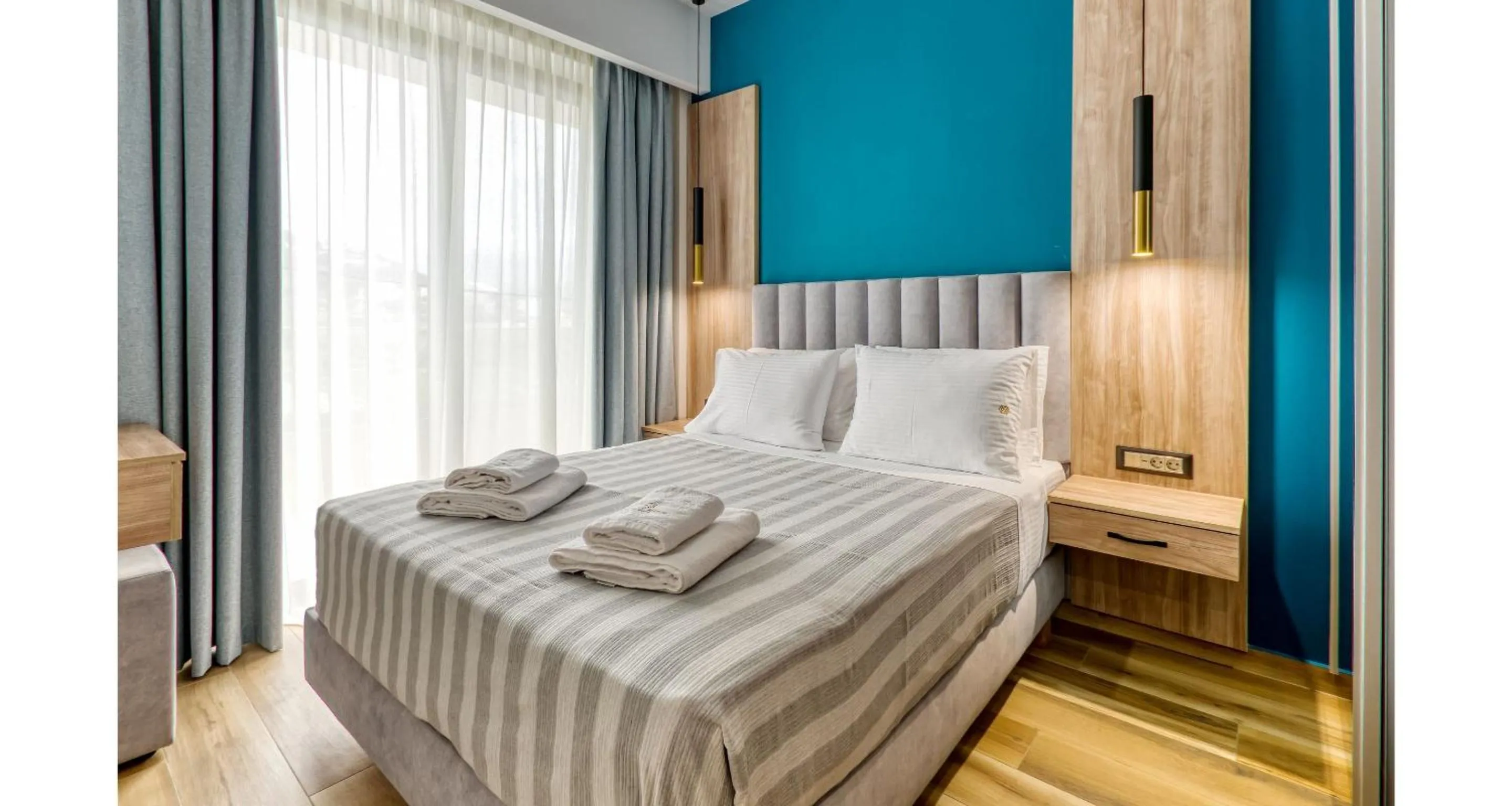 Bedroom, Bed in Sapphire Blue Suites