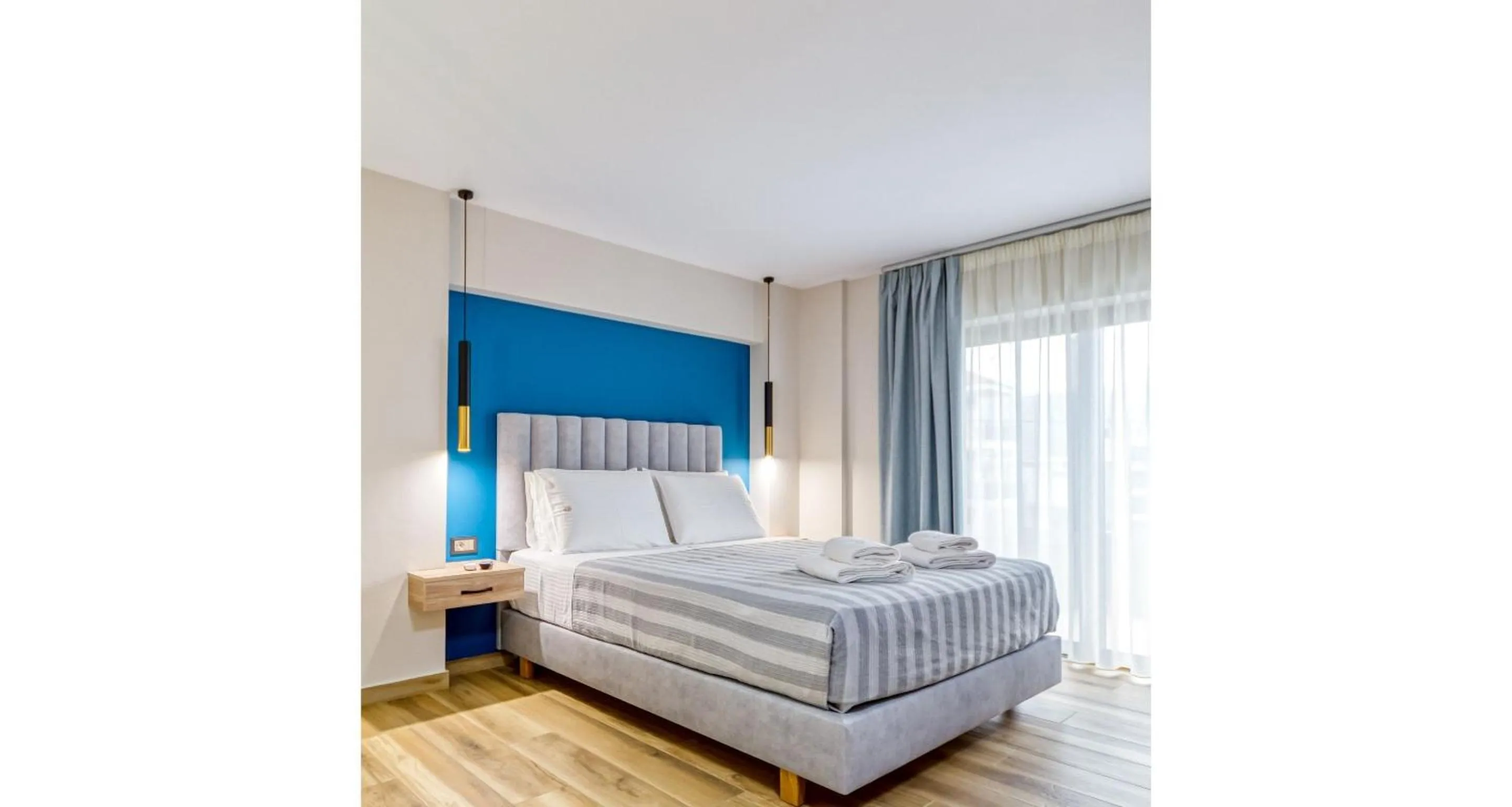 Bedroom, Bed in Sapphire Blue Suites