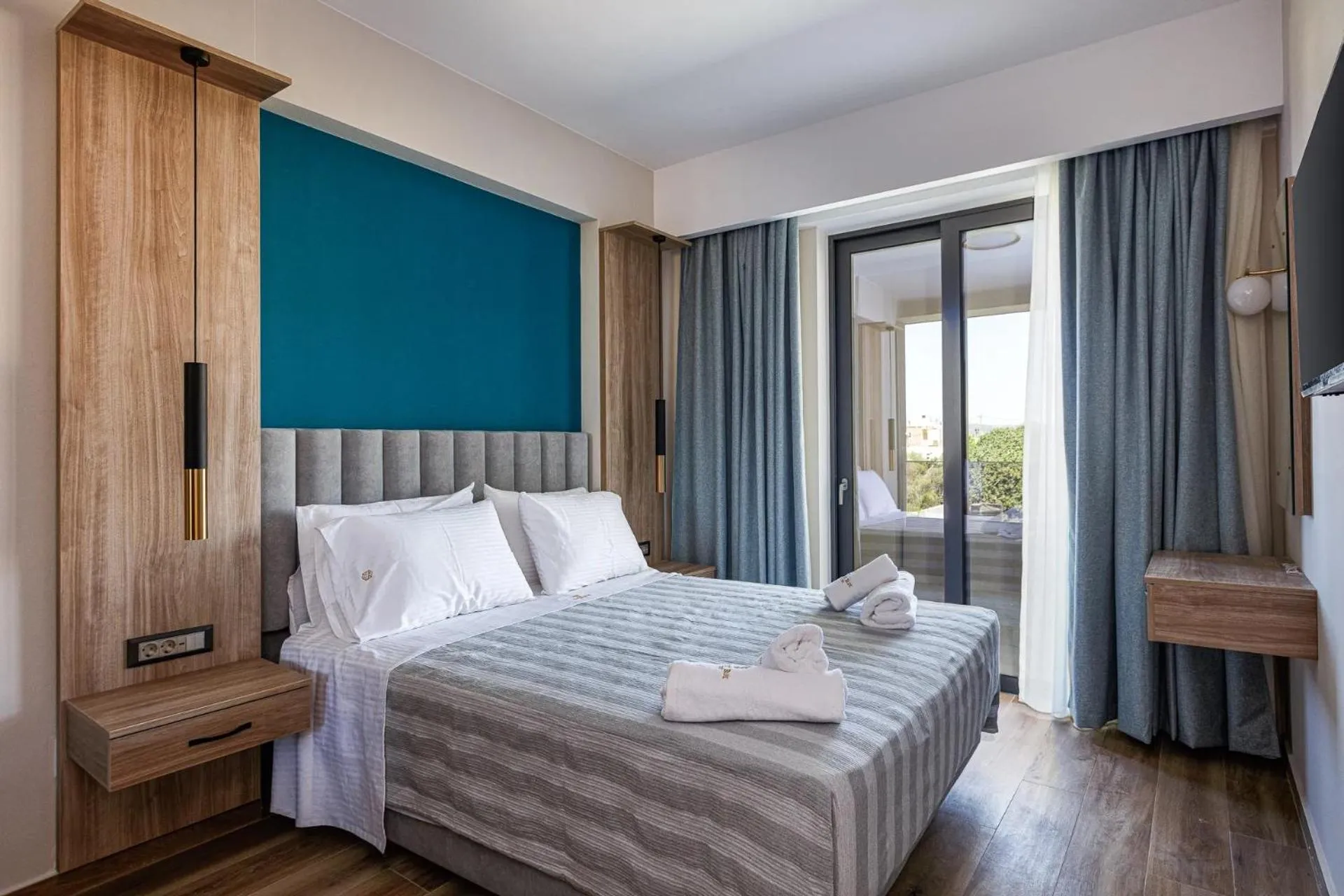 Bedroom, Bed in Sapphire Blue Suites