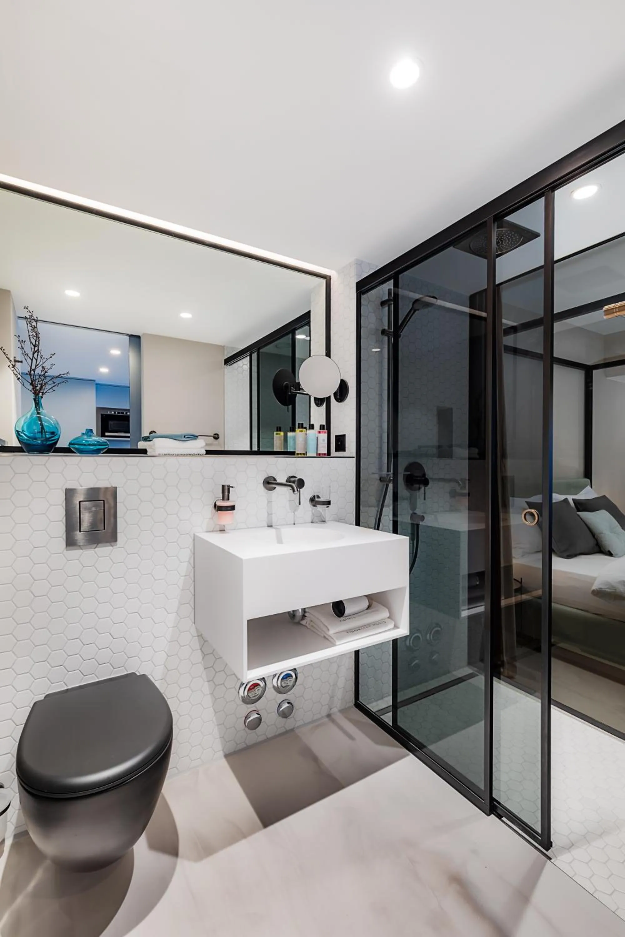 Shower, Bed in VISIONAPARTMENTS Basel - contactless check-in