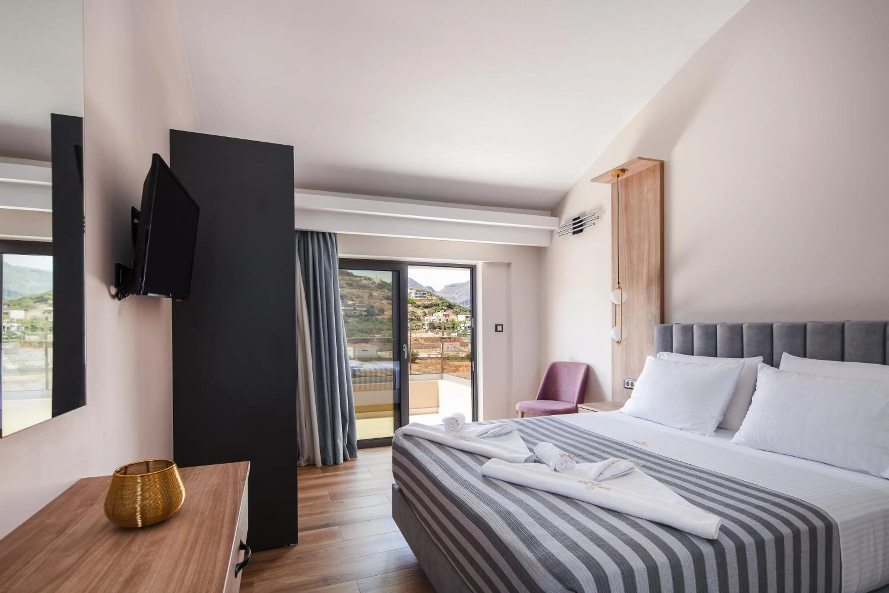 Bedroom, Bed in Sapphire Horizon Suites