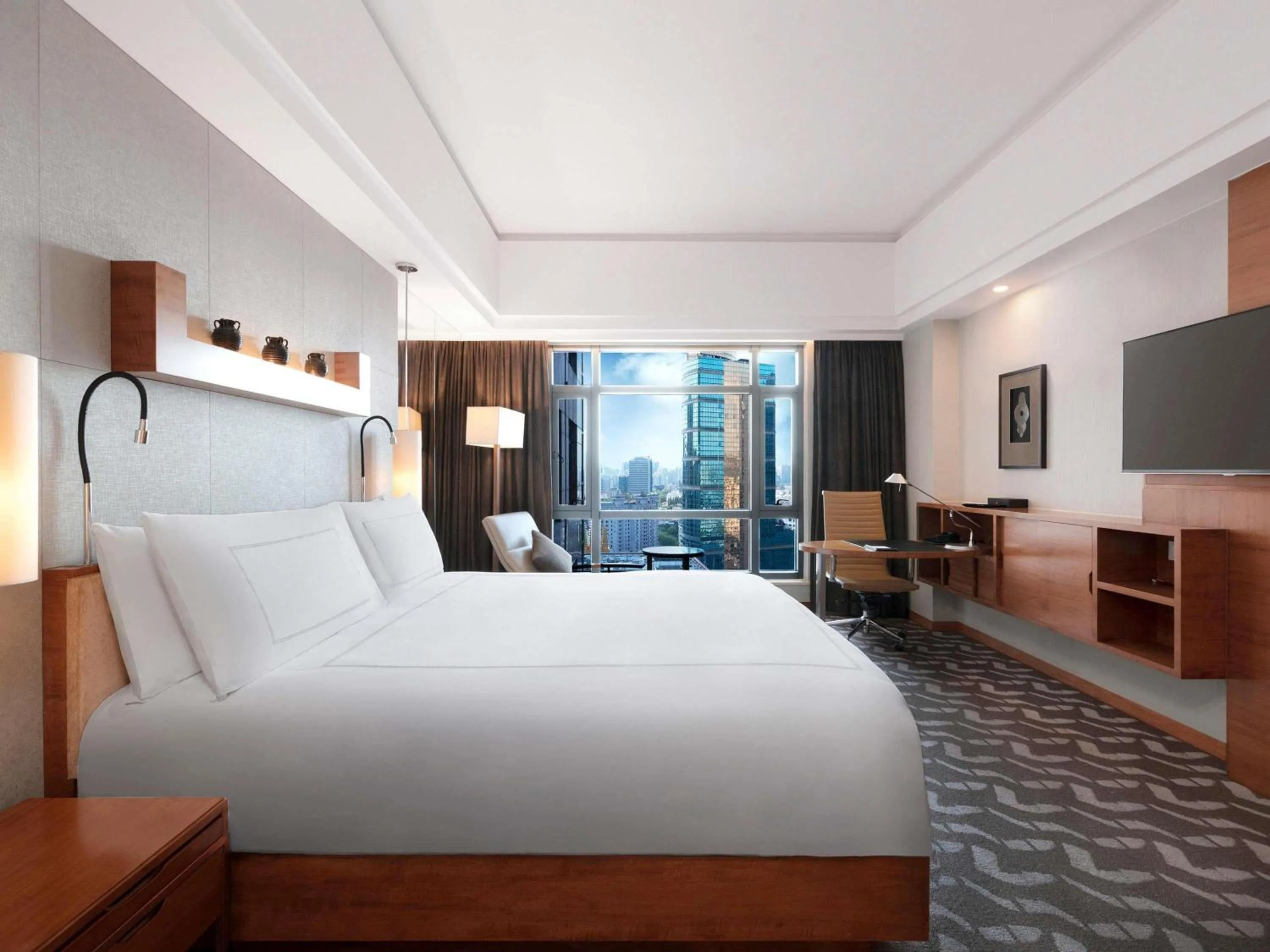 Classic King Room in Swissôtel Grand Shanghai - Stroll down West Nanjing Road and soak in downtown Shanghai vibrancy
