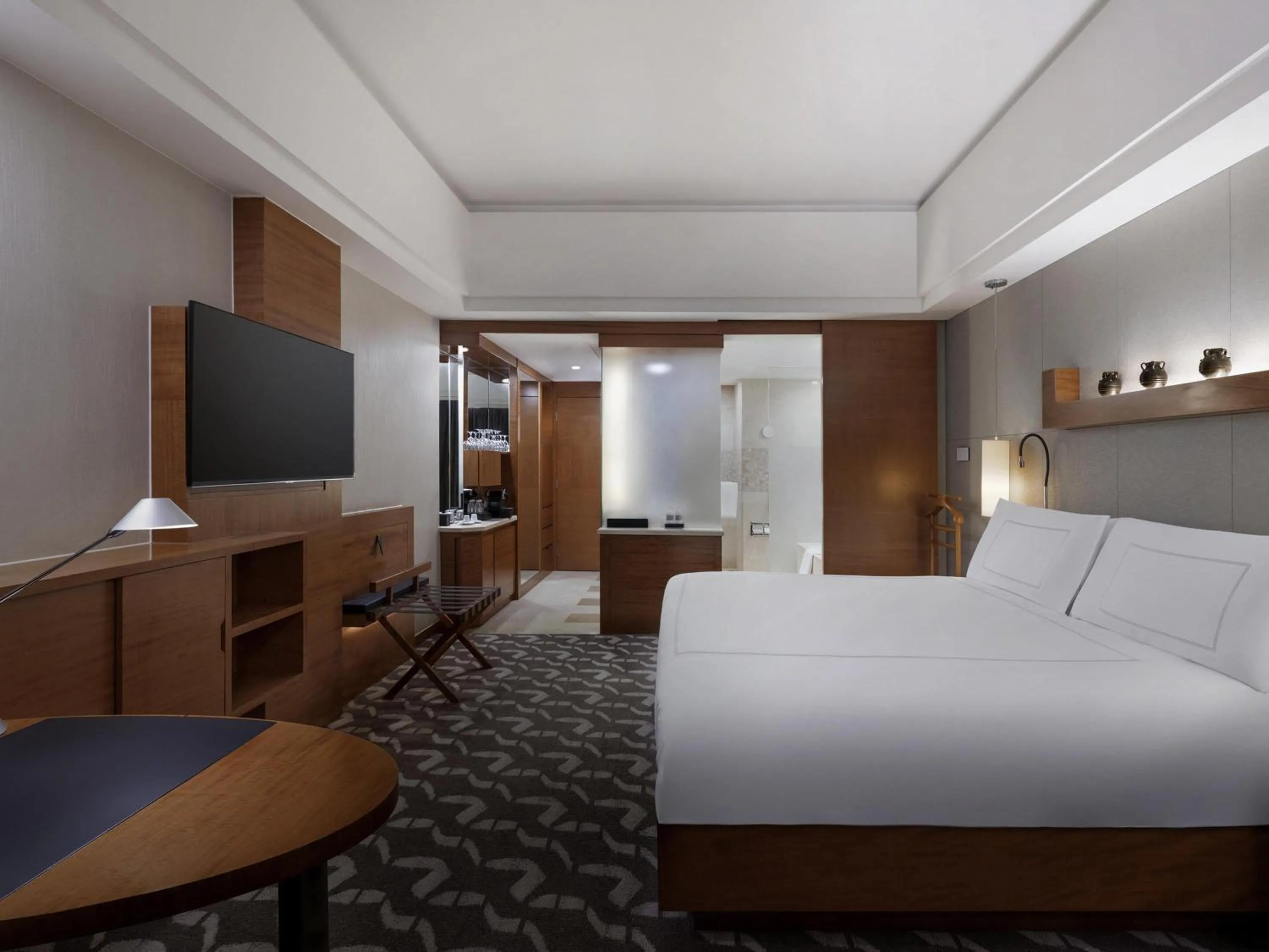 Bedroom, Bed in Swissôtel Grand Shanghai - Stroll down West Nanjing Road and soak in downtown Shanghai vibrancy