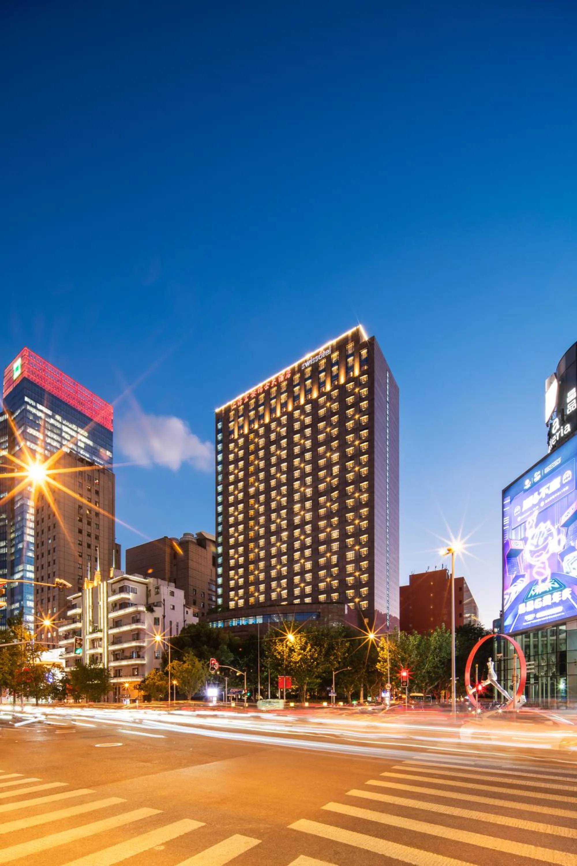Property building in Swissôtel Grand Shanghai - Stroll down West Nanjing Road and soak in downtown Shanghai vibrancy