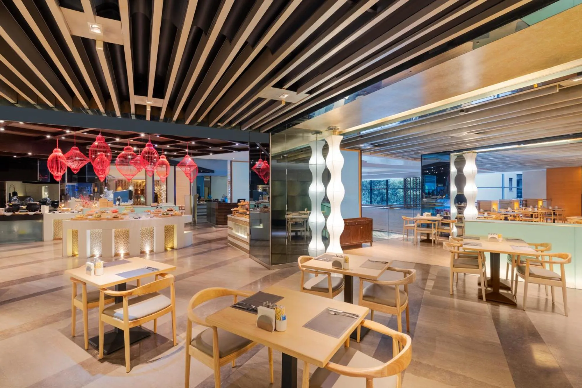 Restaurant/places to eat in Swissôtel Grand Shanghai - Stroll down West Nanjing Road and soak in downtown Shanghai vibrancy