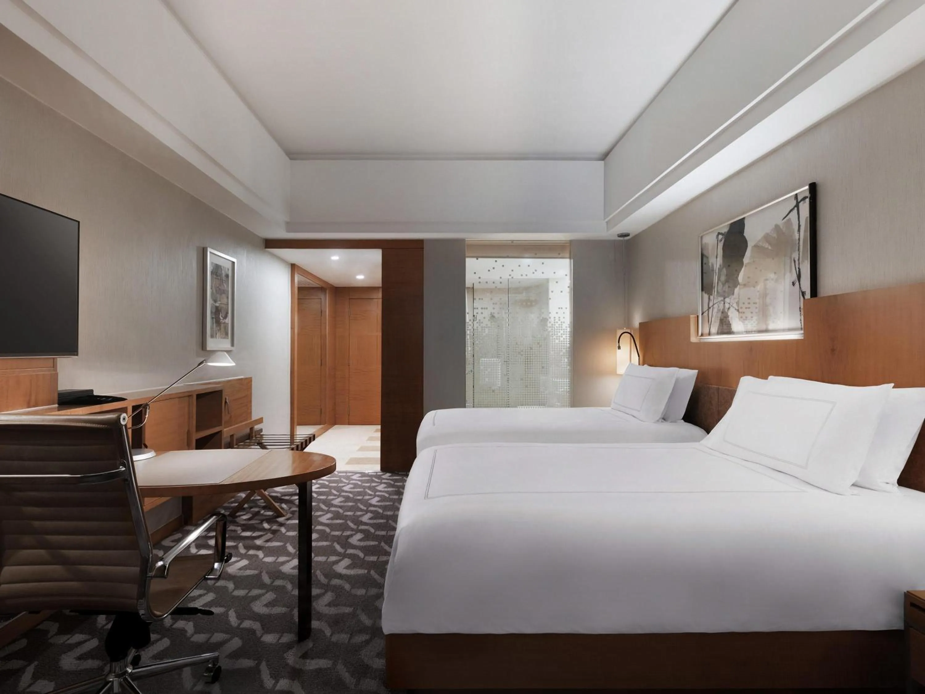Bedroom, Bed in Swissôtel Grand Shanghai - Stroll down West Nanjing Road and soak in downtown Shanghai vibrancy