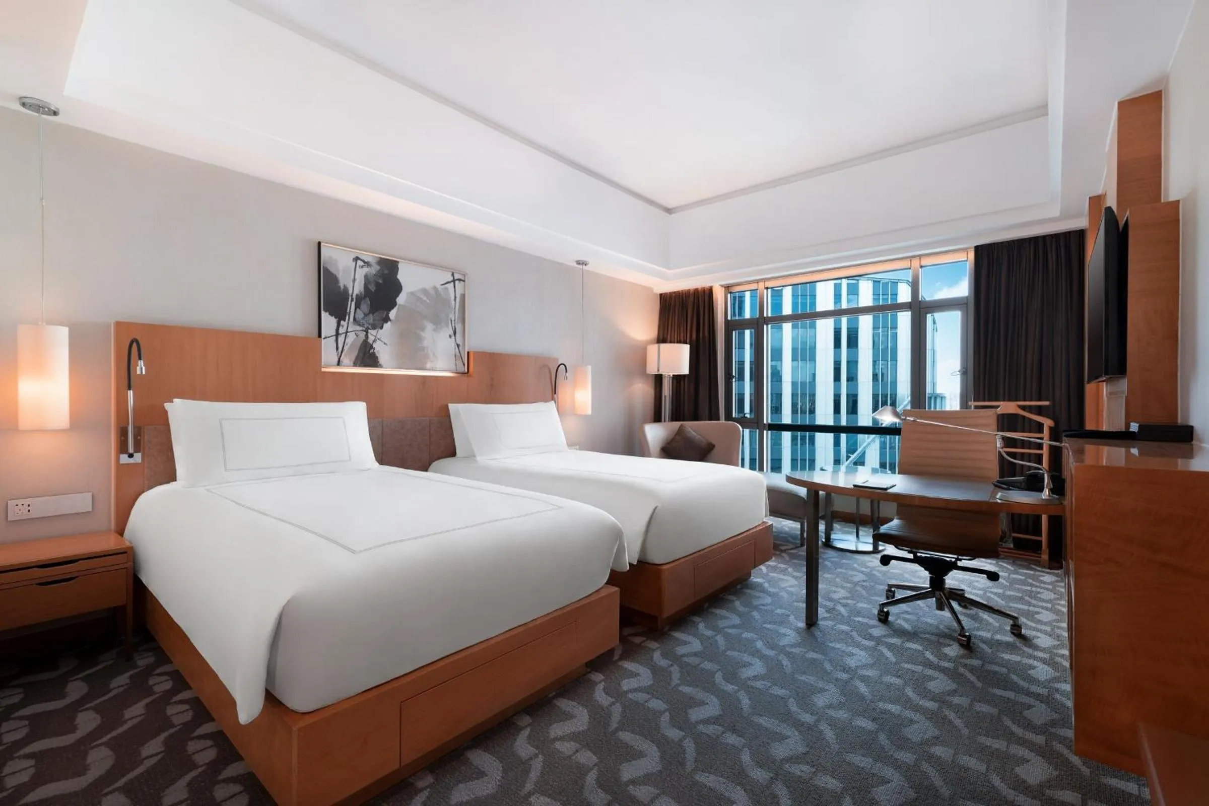 Bed in Swissôtel Grand Shanghai - Stroll down West Nanjing Road and soak in downtown Shanghai vibrancy
