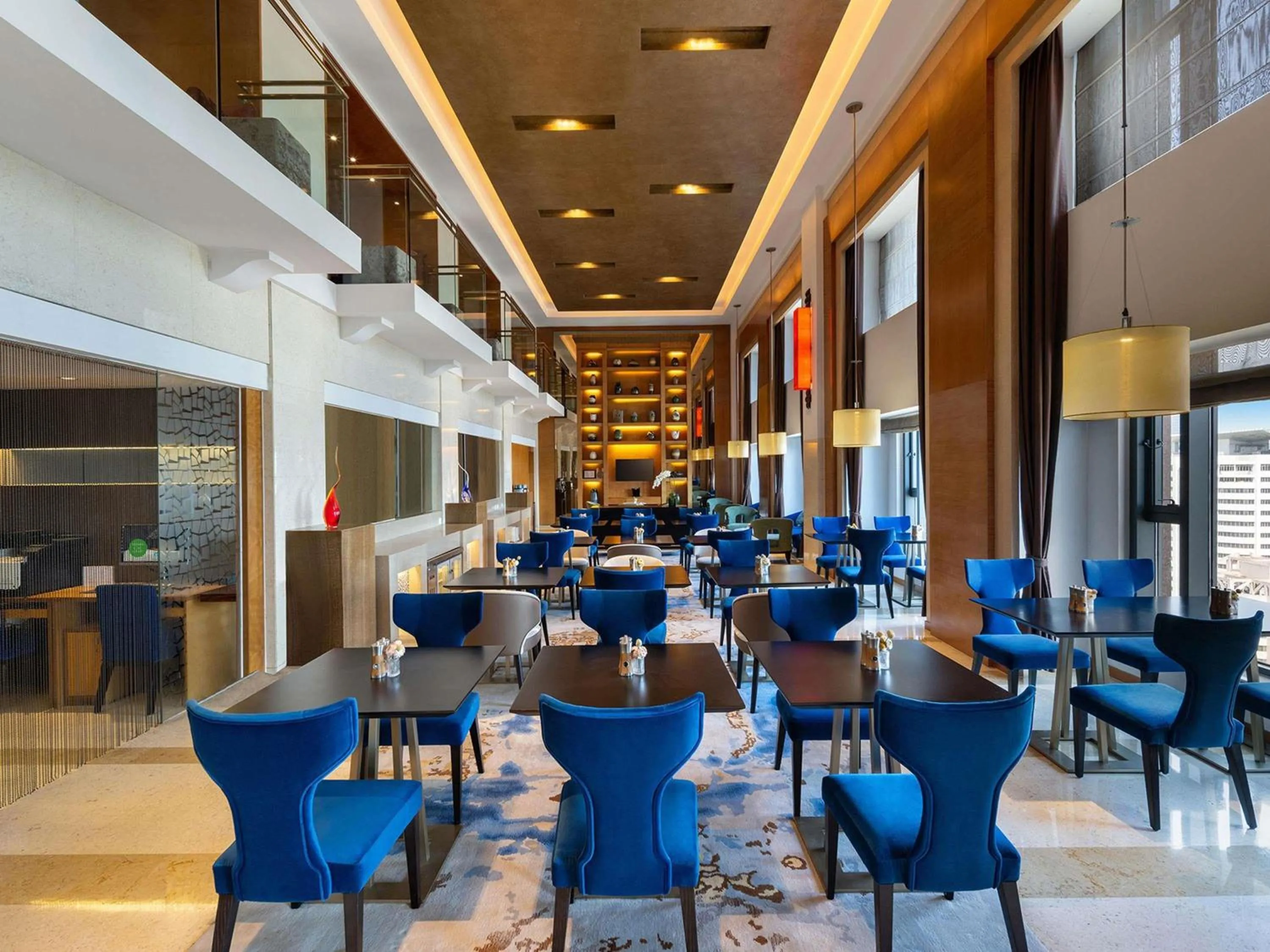 Bedroom in Swissôtel Grand Shanghai - Stroll down West Nanjing Road and soak in downtown Shanghai vibrancy