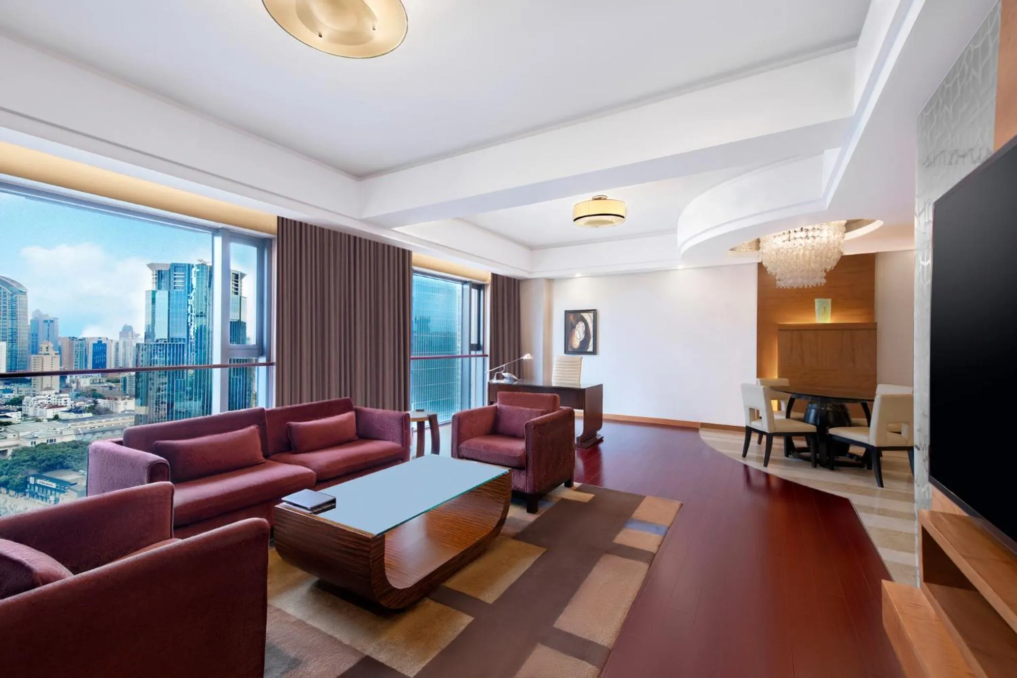 Living room in Swissôtel Grand Shanghai - Stroll down West Nanjing Road and soak in downtown Shanghai vibrancy