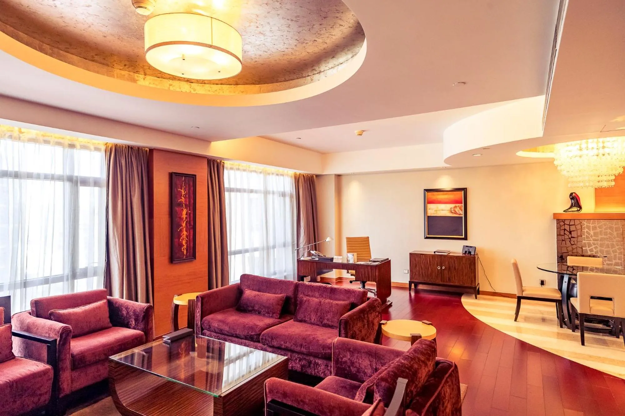 Living room in Swissôtel Grand Shanghai - Stroll down West Nanjing Road and soak in downtown Shanghai vibrancy