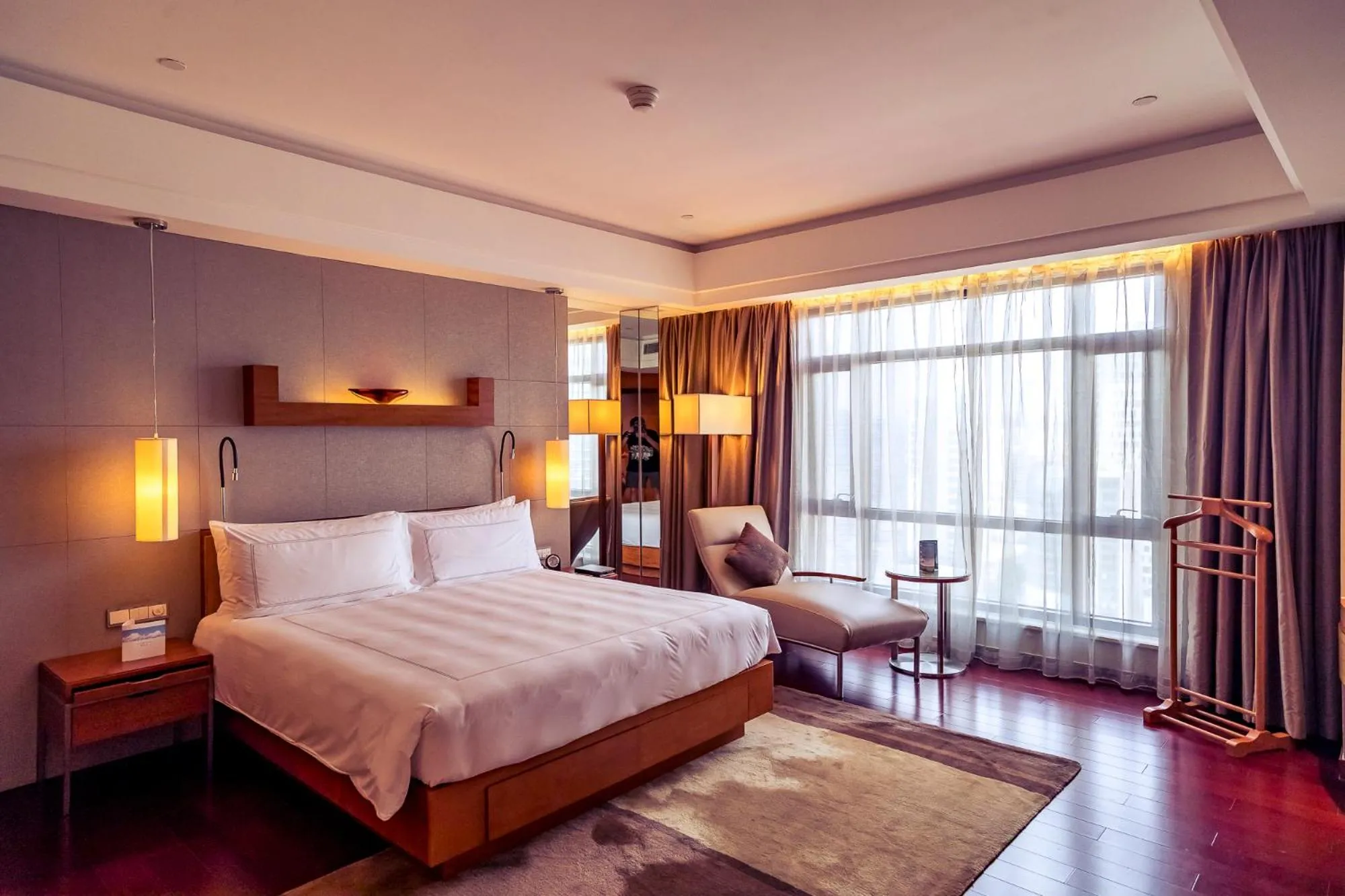 Bedroom, Bed in Swissôtel Grand Shanghai - Stroll down West Nanjing Road and soak in downtown Shanghai vibrancy