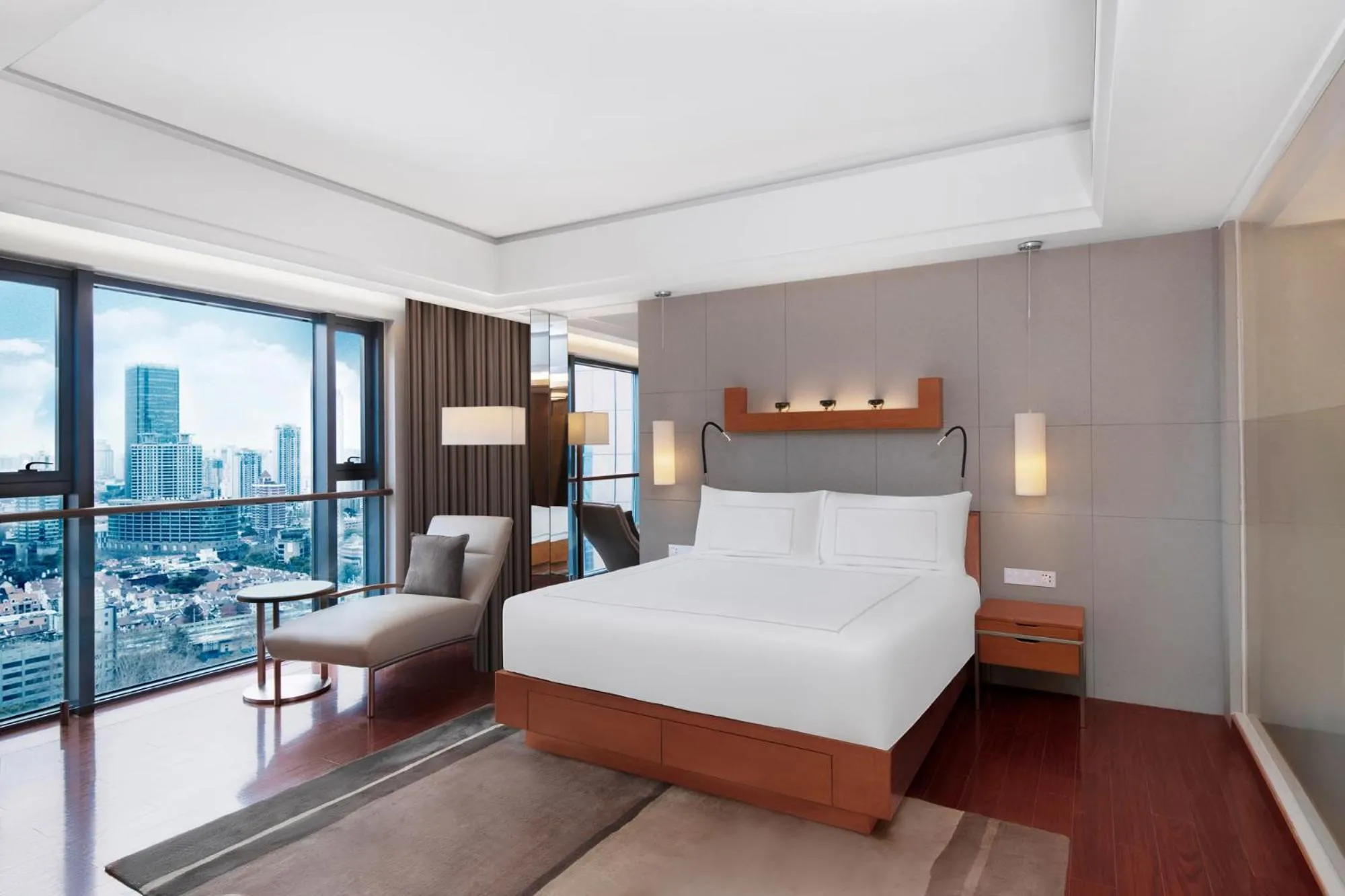 Bedroom, Bed in Swissôtel Grand Shanghai - Stroll down West Nanjing Road and soak in downtown Shanghai vibrancy