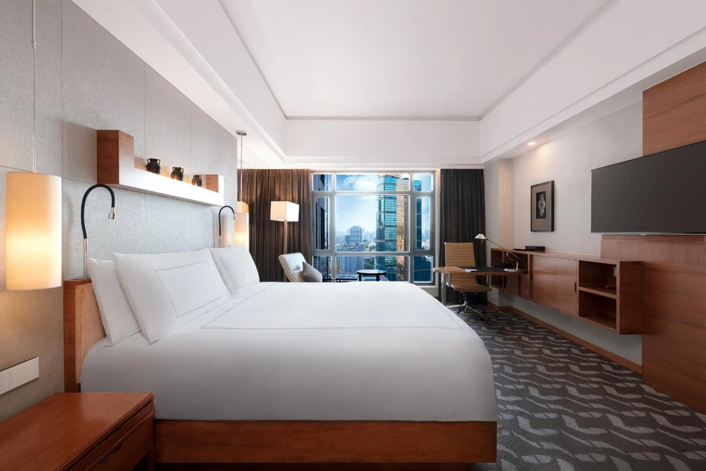 Bed in Swissôtel Grand Shanghai - Stroll down West Nanjing Road and soak in downtown Shanghai vibrancy