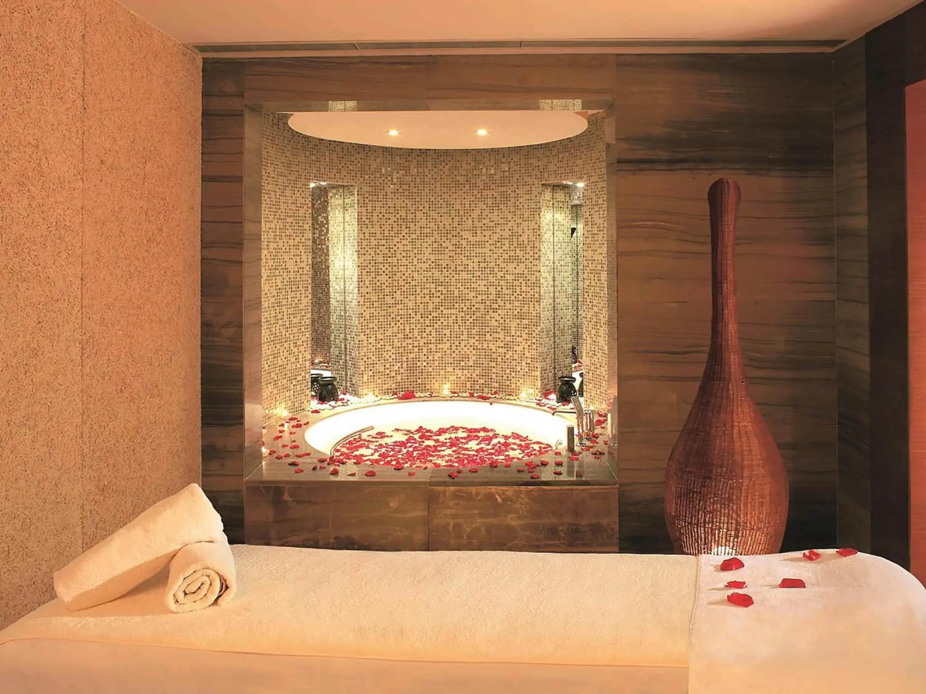 Spa and wellness centre/facilities, Bed in Swissôtel Grand Shanghai Spa and wellness centre/facilities, Bed in Swissôtel Grand Shanghai