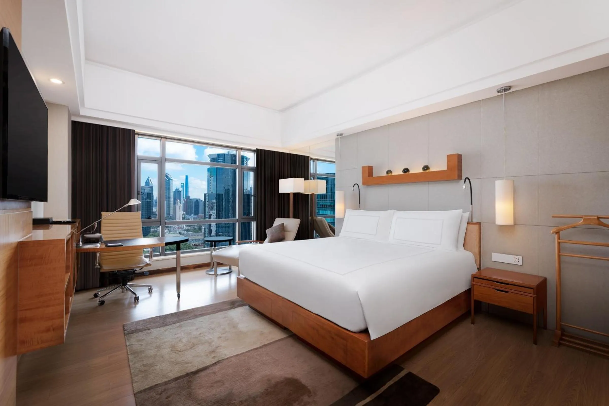 Seating area, Bed in Swissôtel Grand Shanghai - Stroll down West Nanjing Road and soak in downtown Shanghai vibrancy
