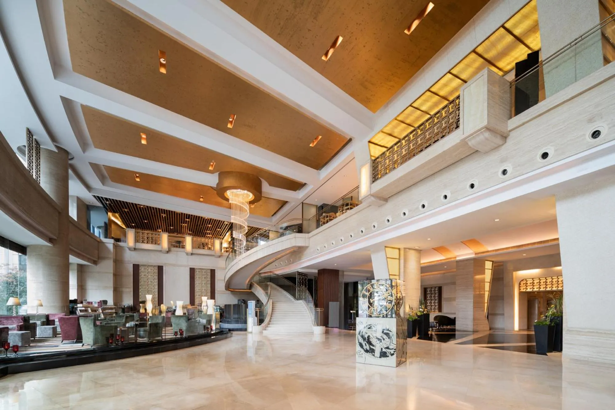 Lobby or reception in Swissôtel Grand Shanghai - Stroll down West Nanjing Road and soak in downtown Shanghai vibrancy