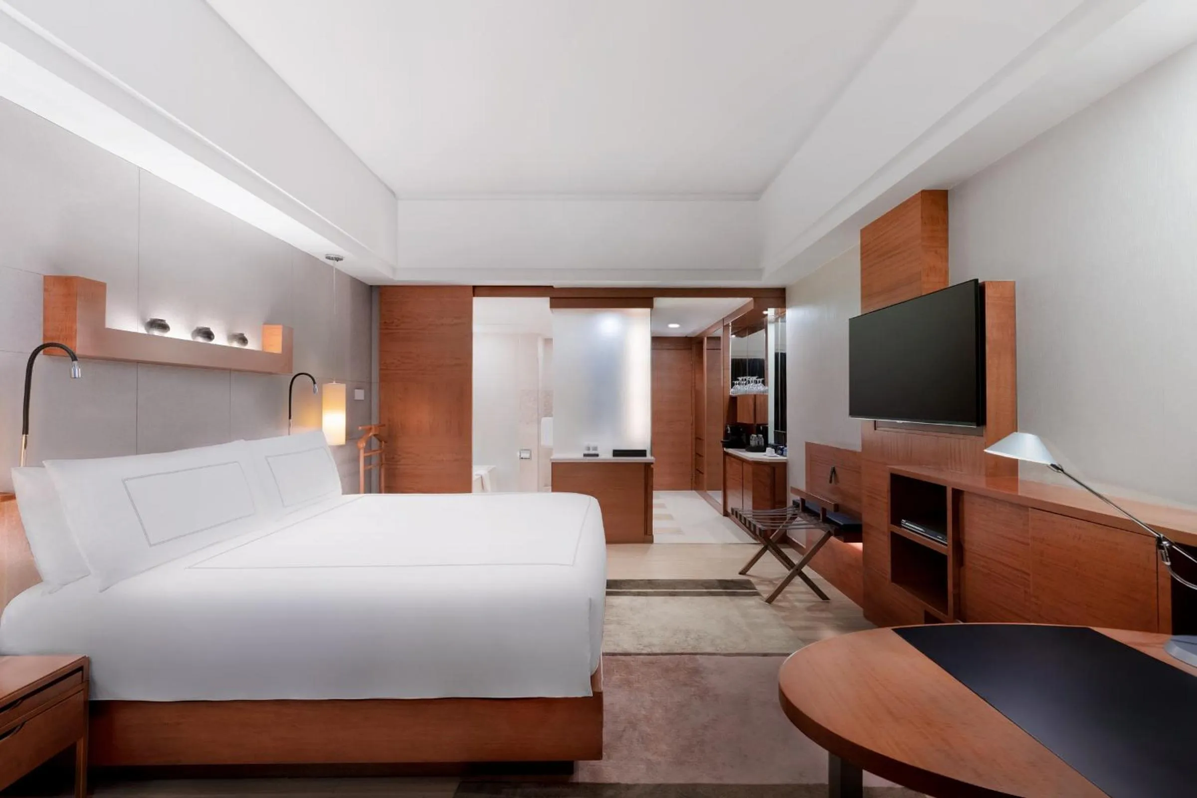 Seating area, Bed in Swissôtel Grand Shanghai - Stroll down West Nanjing Road and soak in downtown Shanghai vibrancy