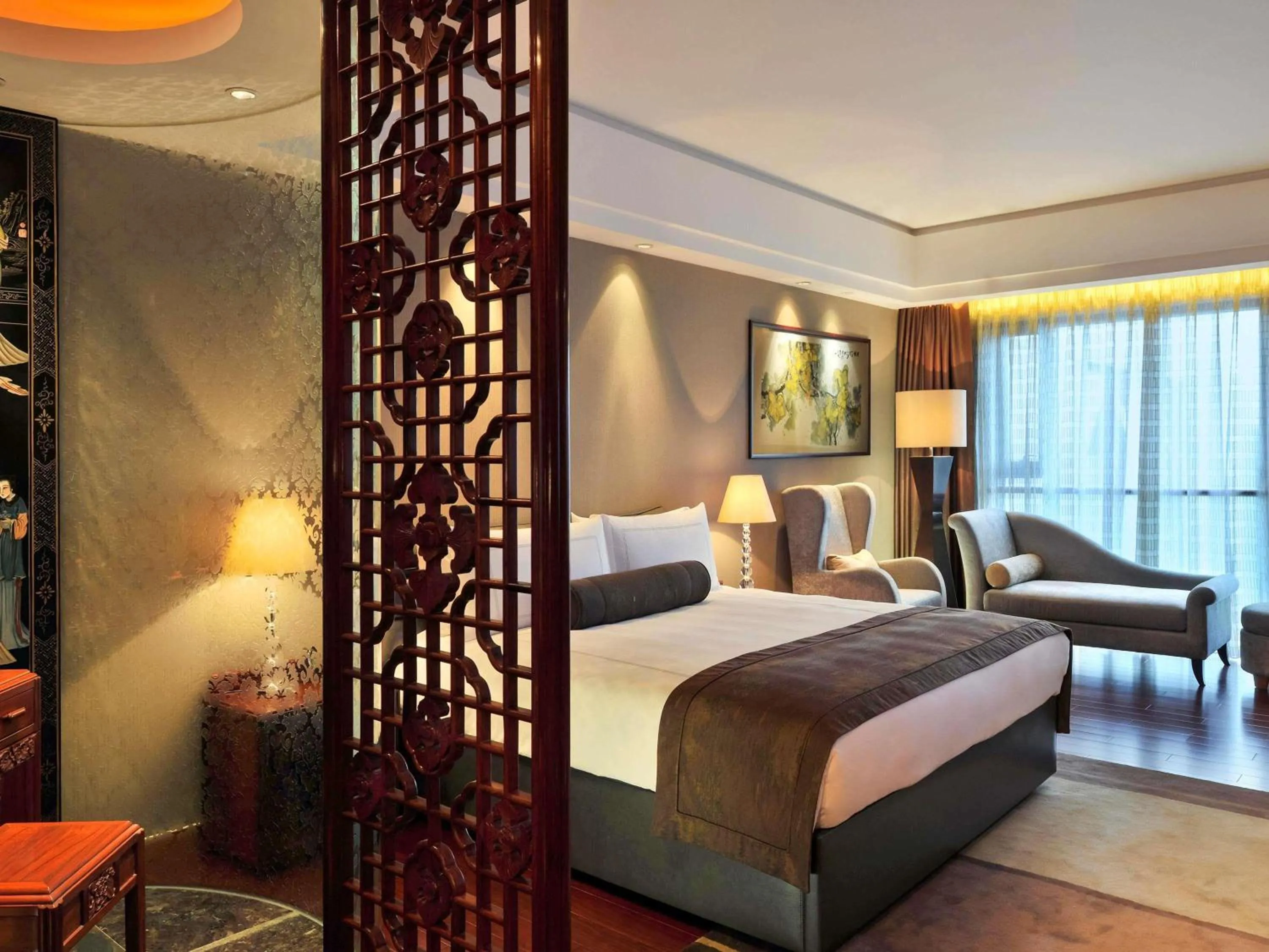 Bedroom, Bed in Swissôtel Grand Shanghai - Stroll down West Nanjing Road and soak in downtown Shanghai vibrancy