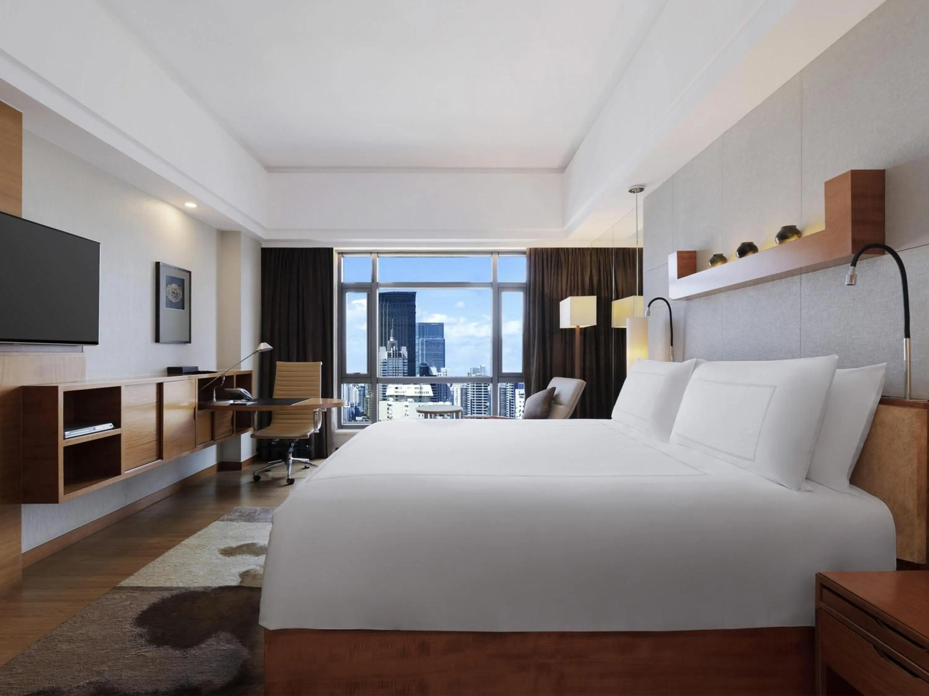 Bedroom, Bed in Swissôtel Grand Shanghai - Stroll down West Nanjing Road and soak in downtown Shanghai vibrancy