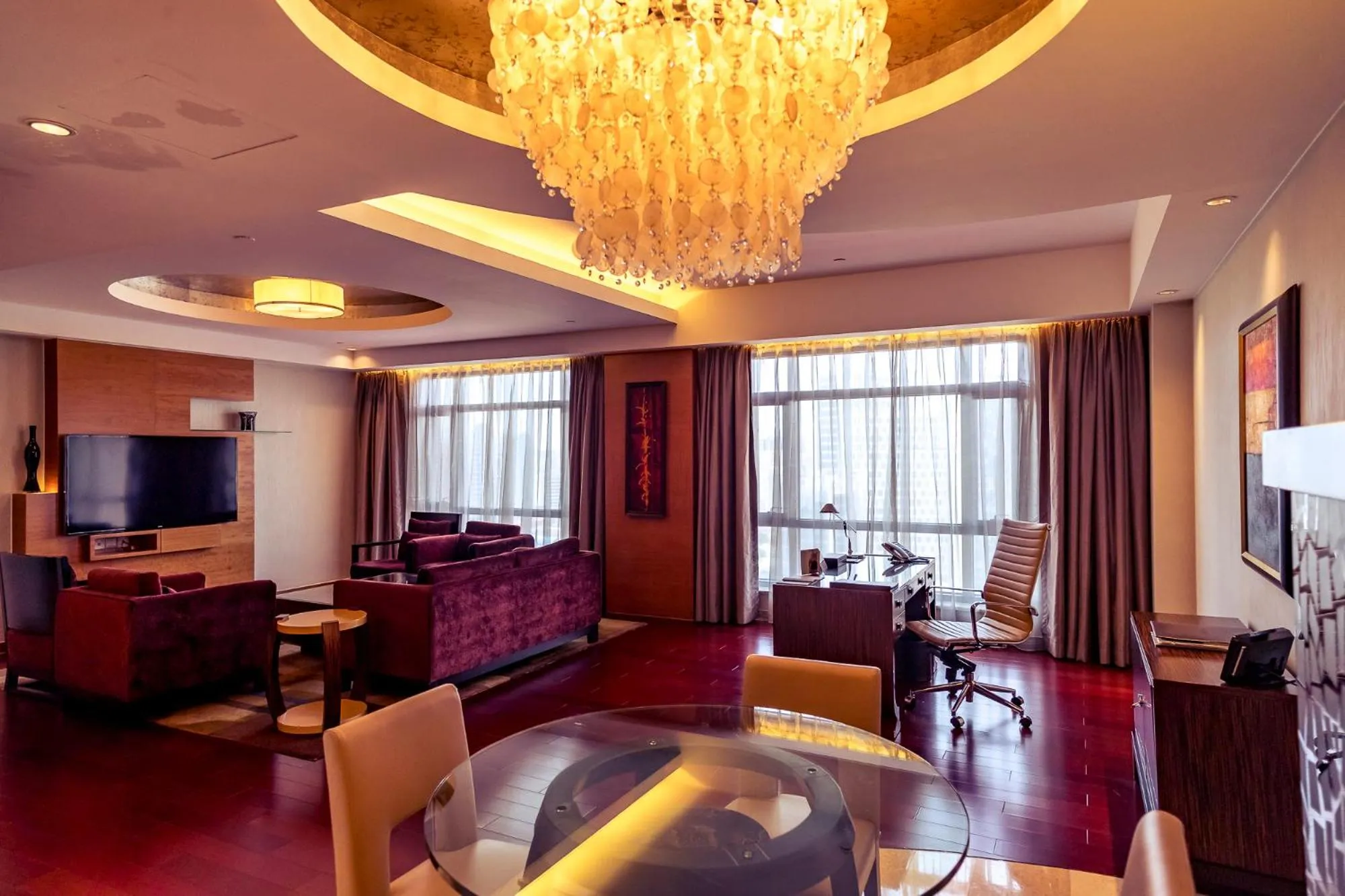 Living room in Swissôtel Grand Shanghai - Stroll down West Nanjing Road and soak in downtown Shanghai vibrancy