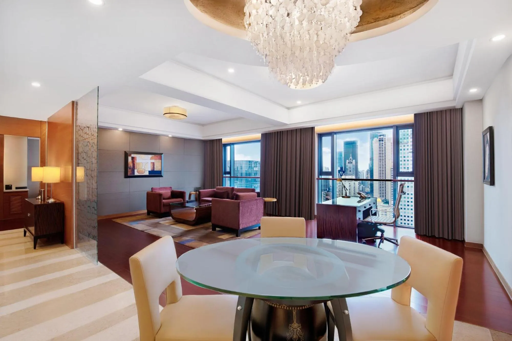 Living room in Swissôtel Grand Shanghai - Stroll down West Nanjing Road and soak in downtown Shanghai vibrancy