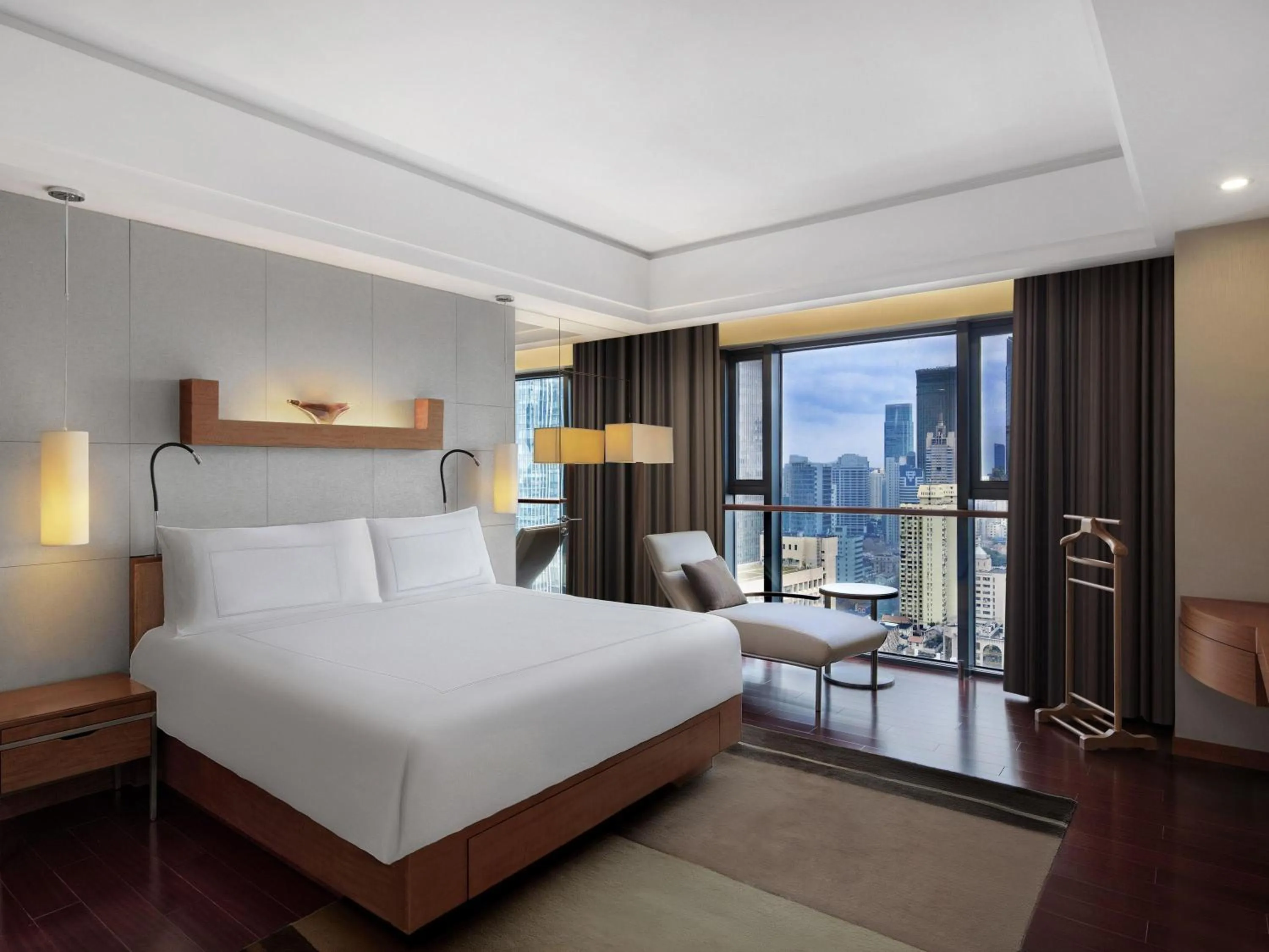 Bedroom, Bed in Swissôtel Grand Shanghai - Stroll down West Nanjing Road and soak in downtown Shanghai vibrancy