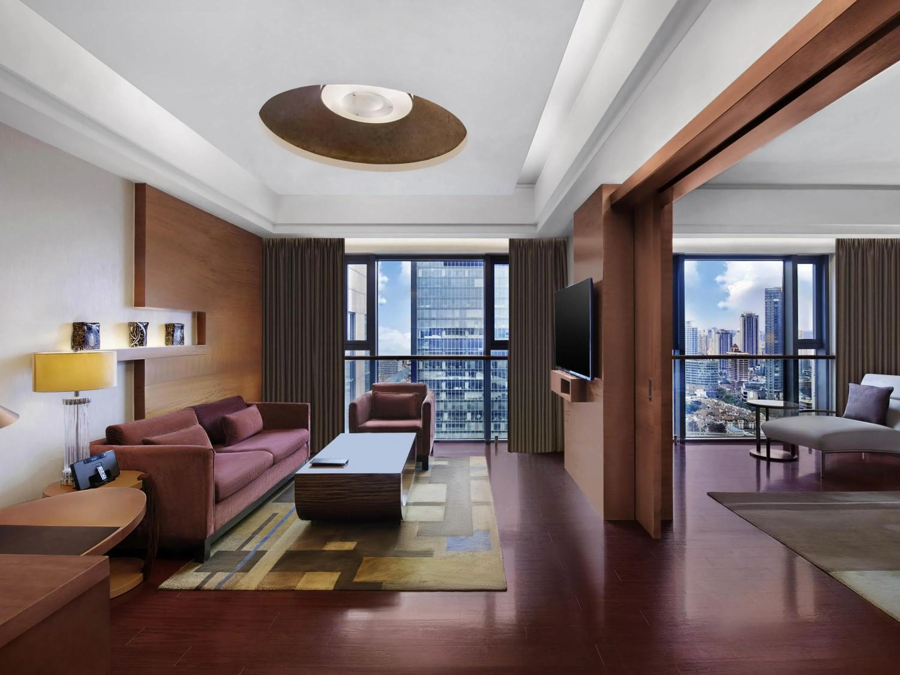 Bedroom in Swissôtel Grand Shanghai - Stroll down West Nanjing Road and soak in downtown Shanghai vibrancy