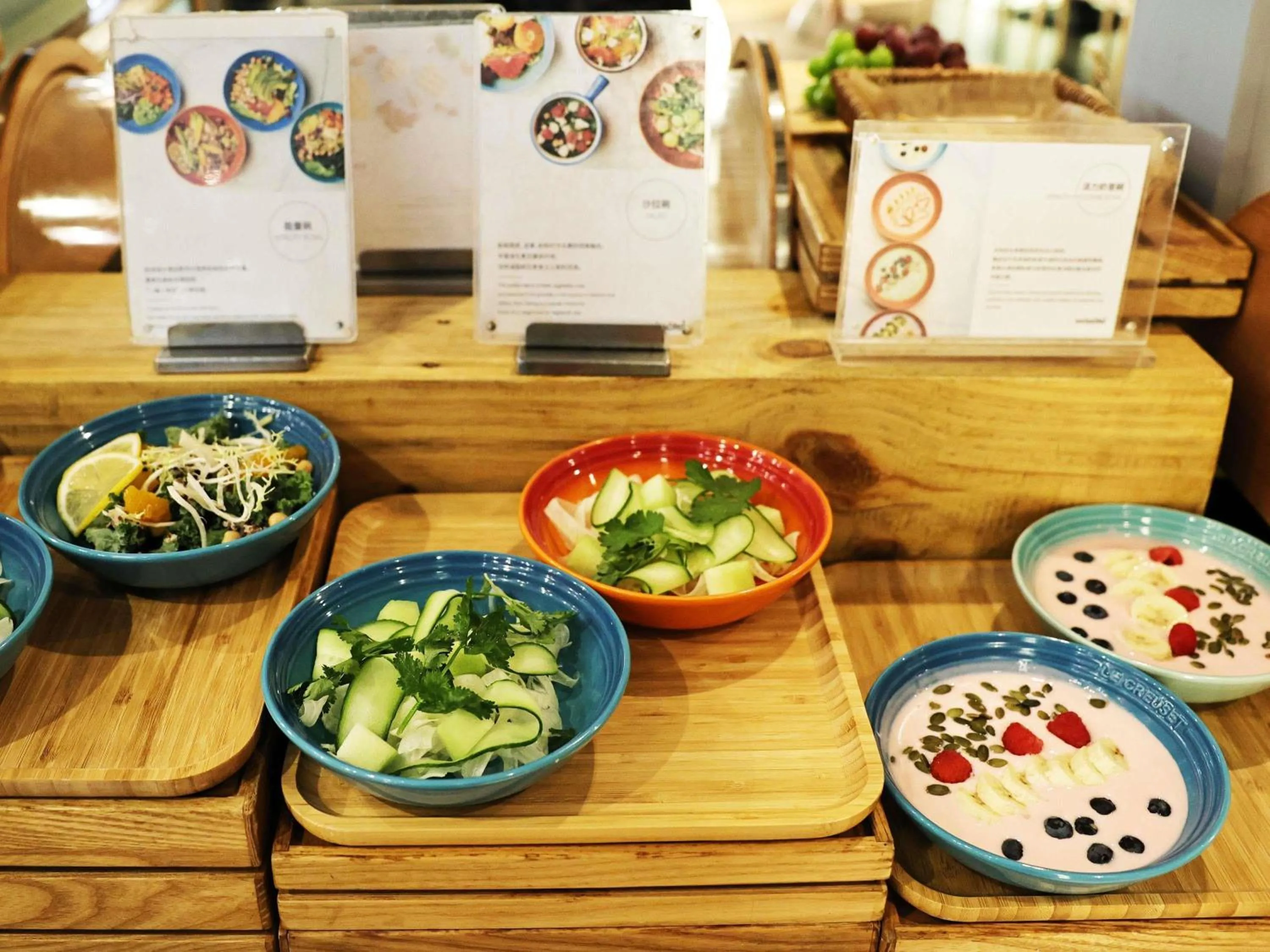 Restaurant/places to eat in Swissôtel Grand Shanghai - Stroll down West Nanjing Road and soak in downtown Shanghai vibrancy