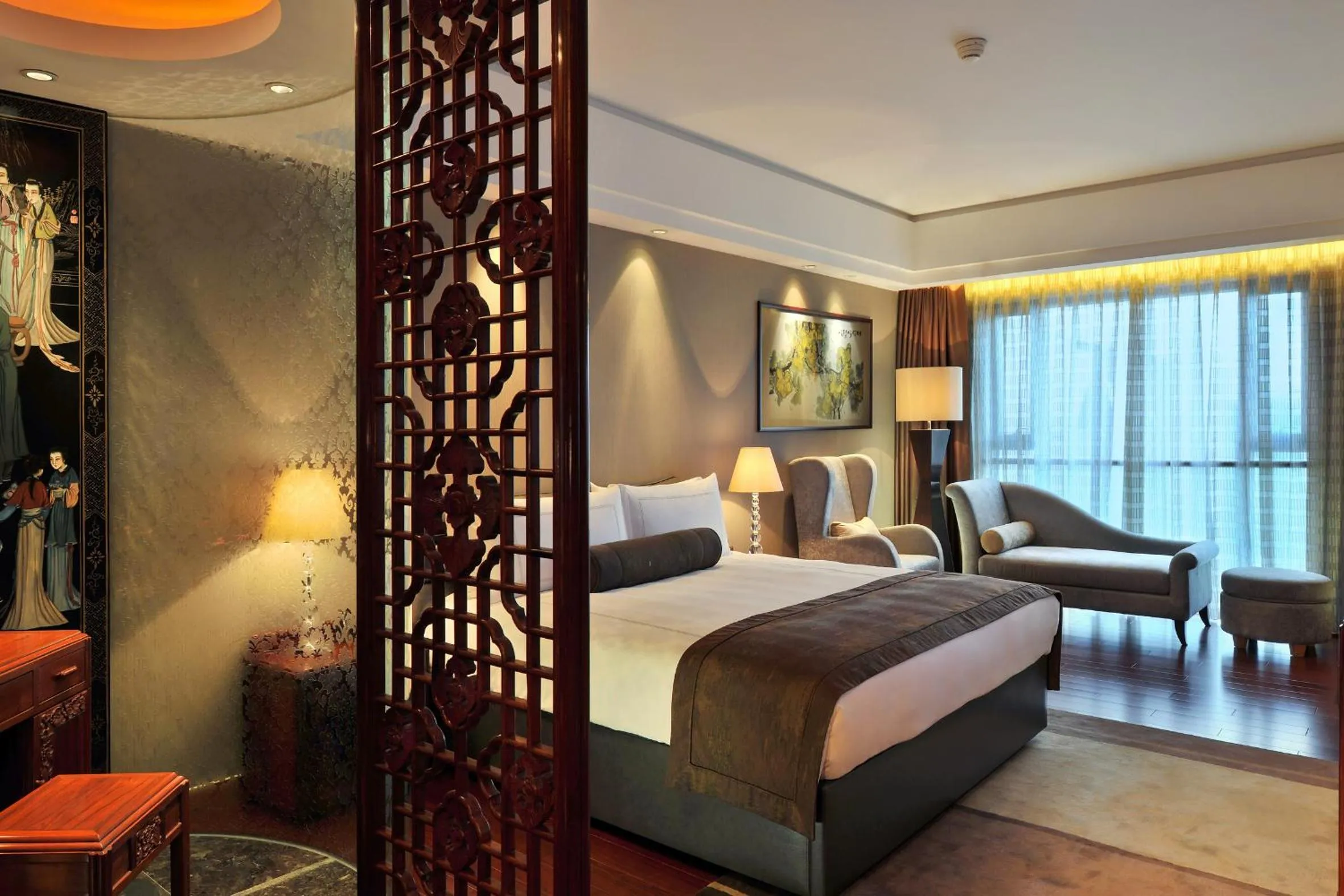Bedroom, Bed in Swissôtel Grand Shanghai - Stroll down West Nanjing Road and soak in downtown Shanghai vibrancy