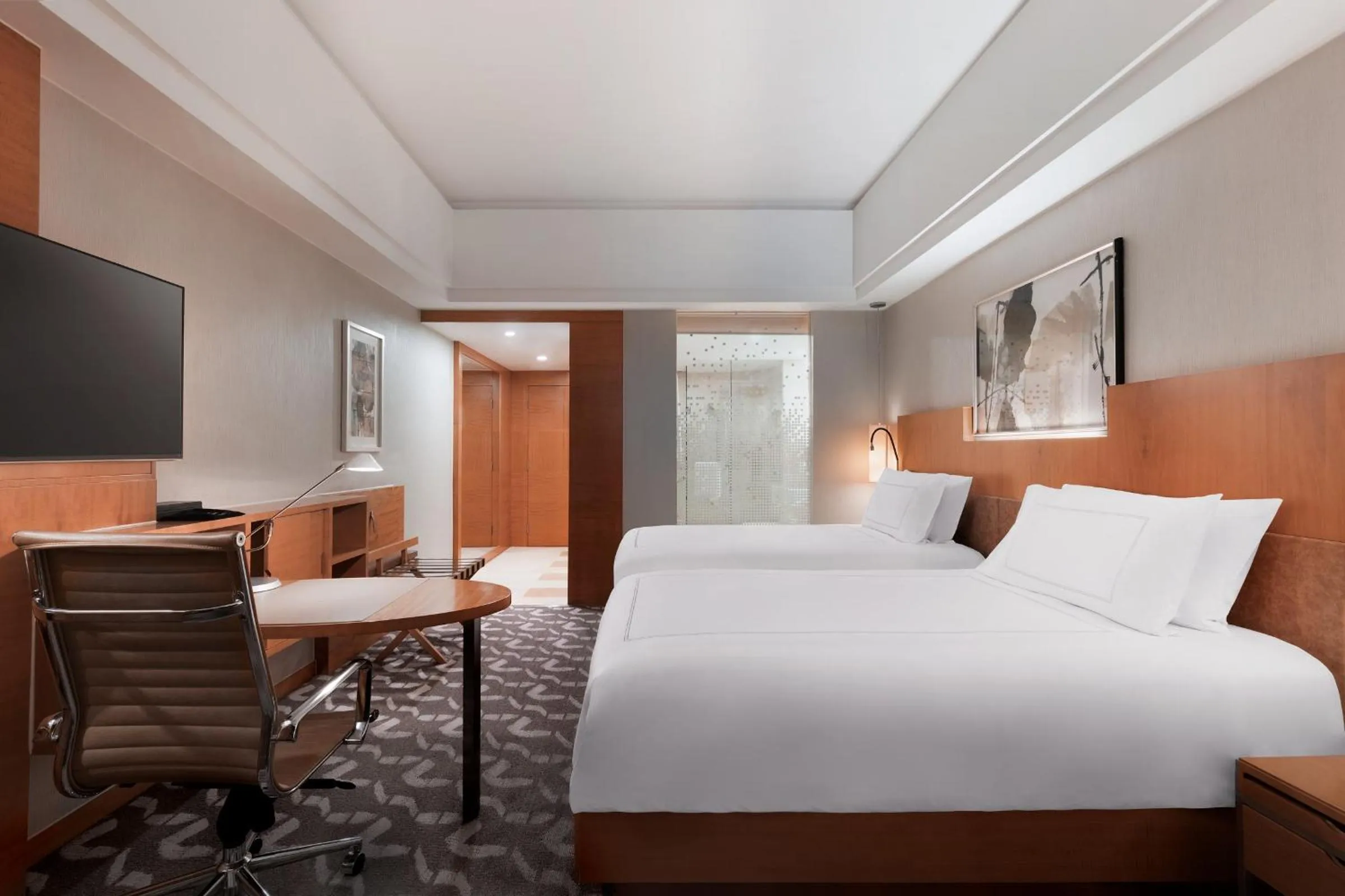 Bed in Swissôtel Grand Shanghai - Stroll down West Nanjing Road and soak in downtown Shanghai vibrancy
