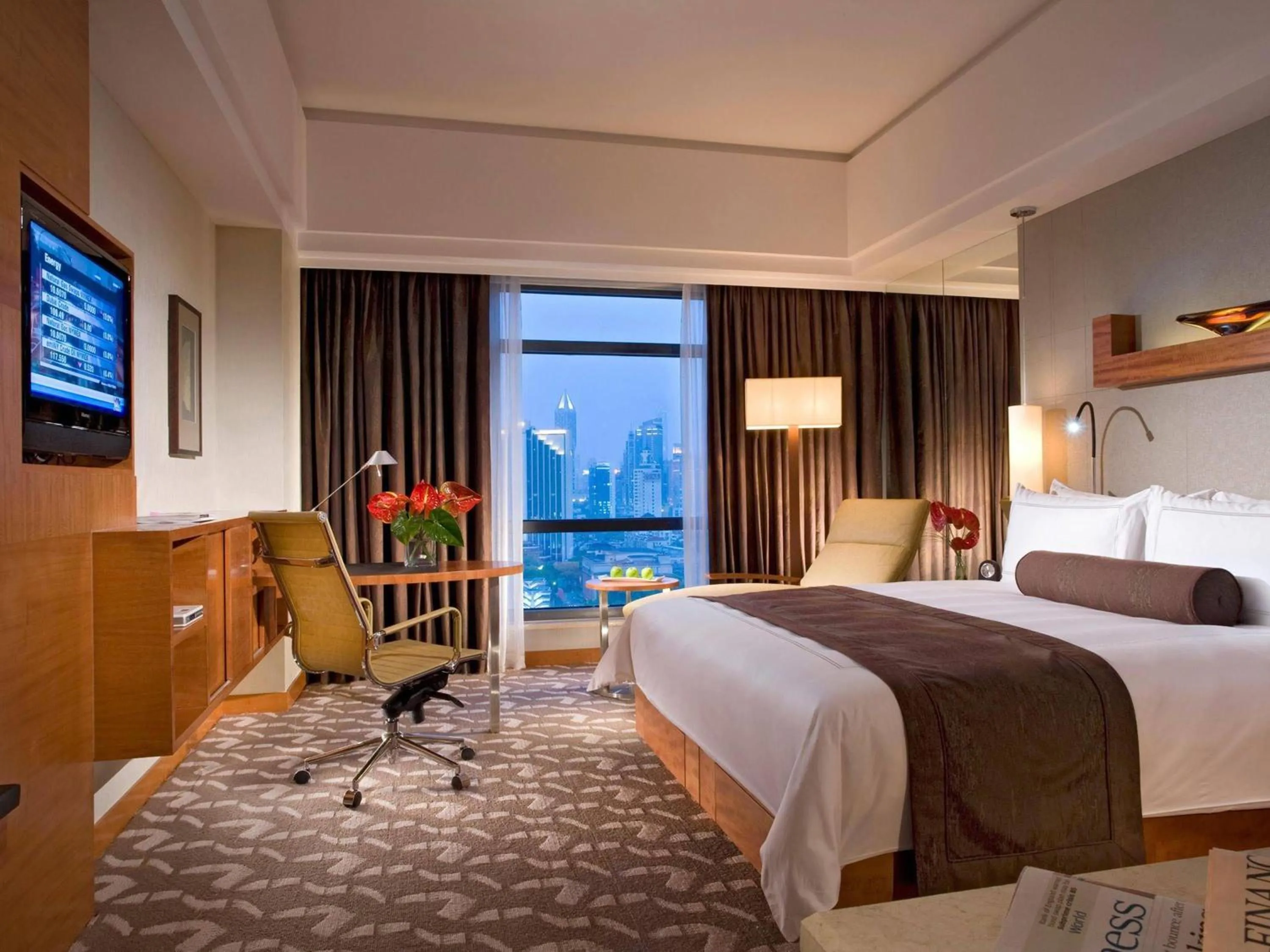 Bedroom, Bed in Swissôtel Grand Shanghai - Stroll down West Nanjing Road and soak in downtown Shanghai vibrancy