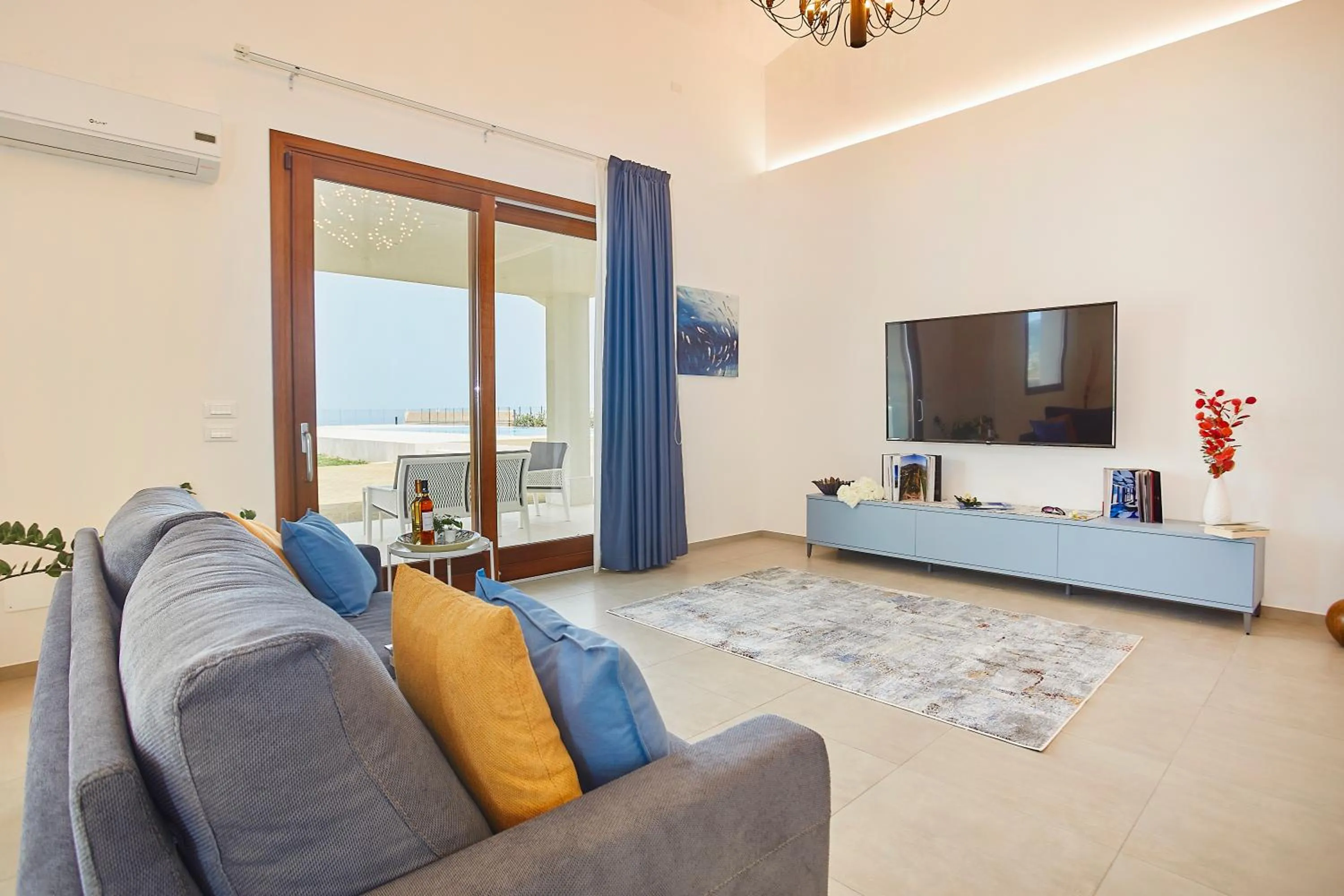 Communal lounge/ TV room in Villa Etesiae