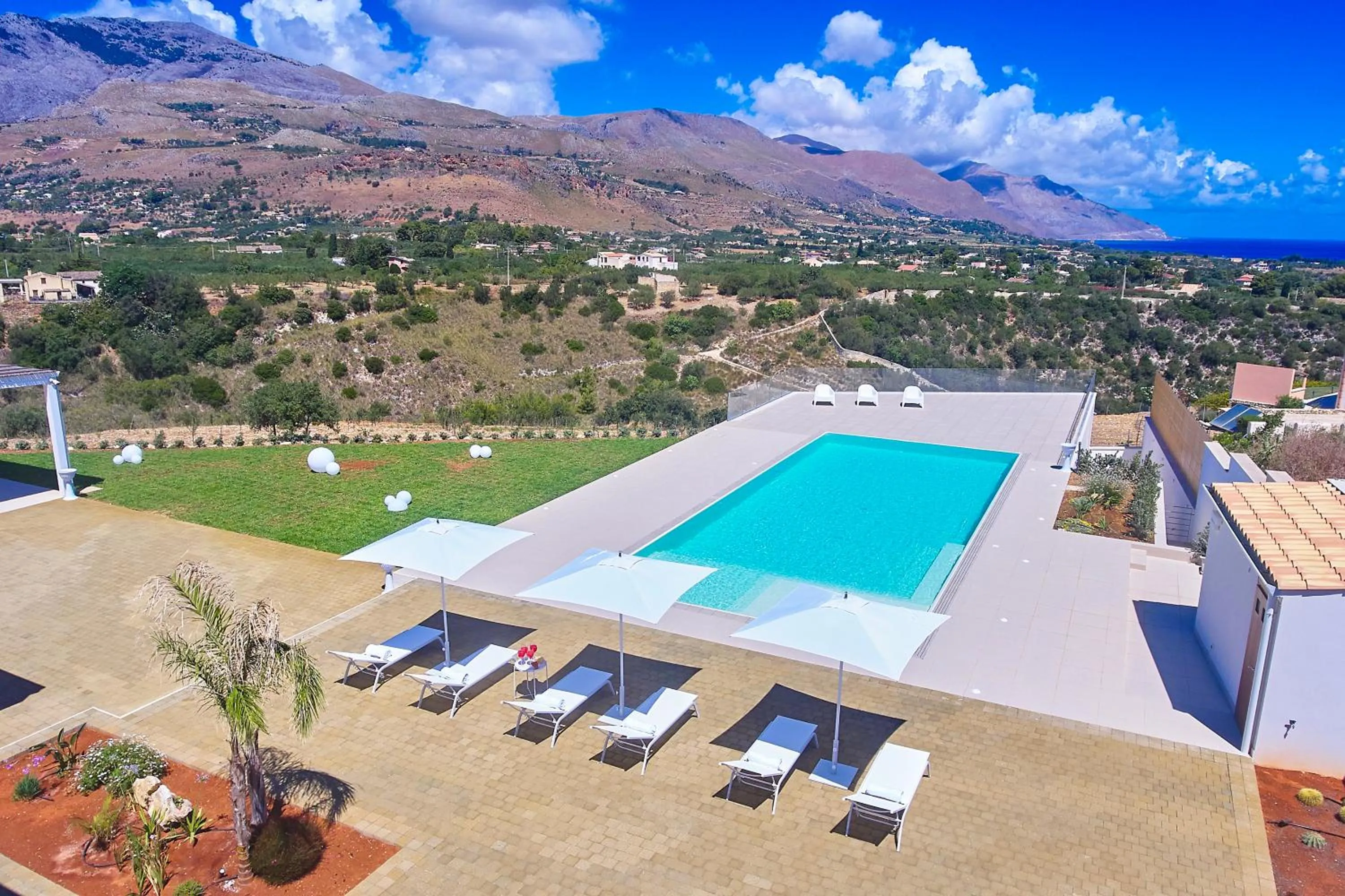 Summer in Villa Etesiae