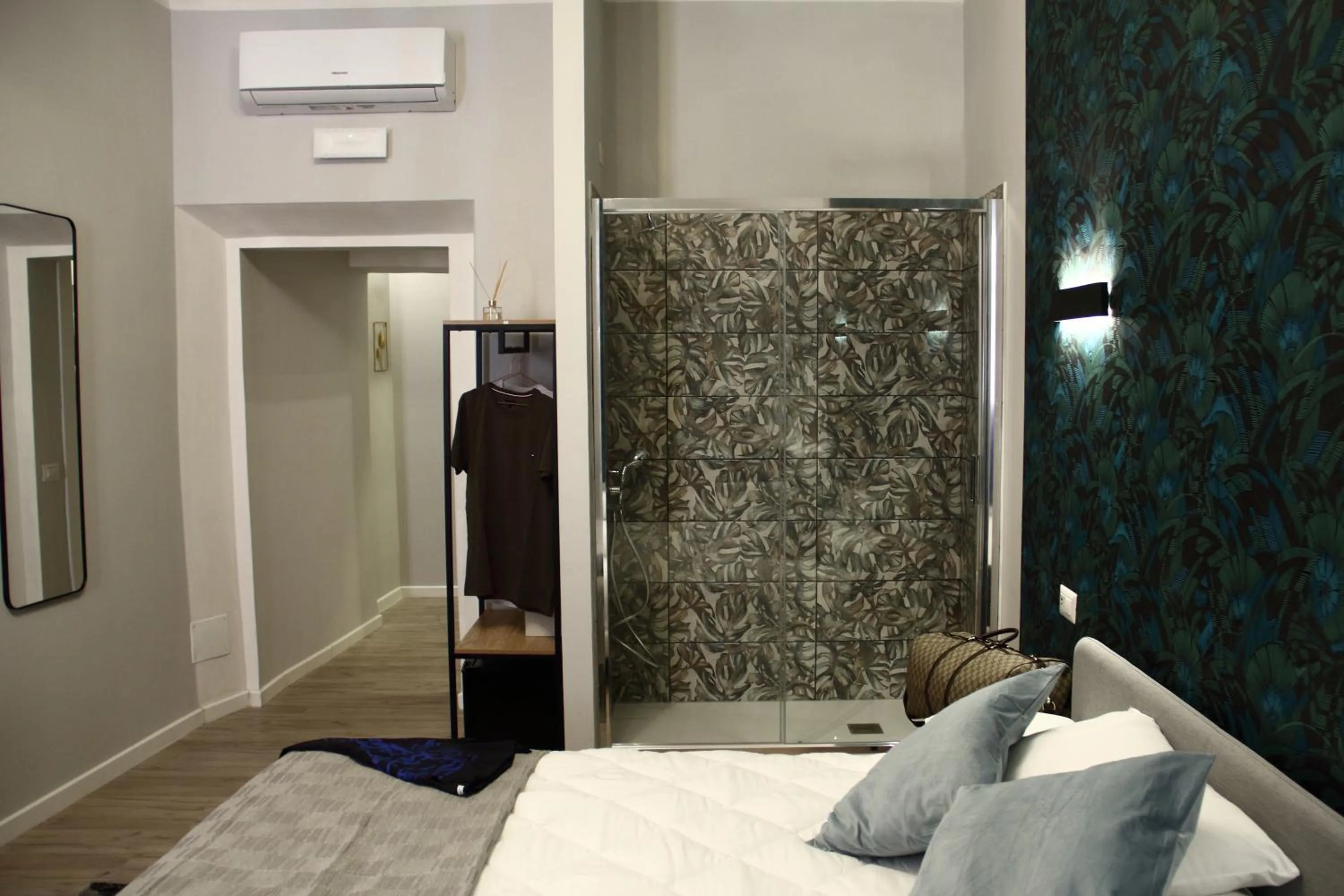 Bed in Vite 99 spanish steps room