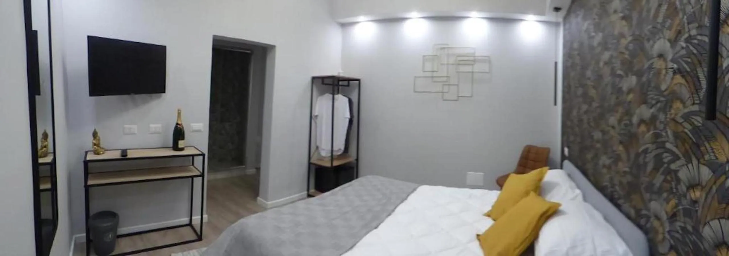 Bed in Vite 99 spanish steps room