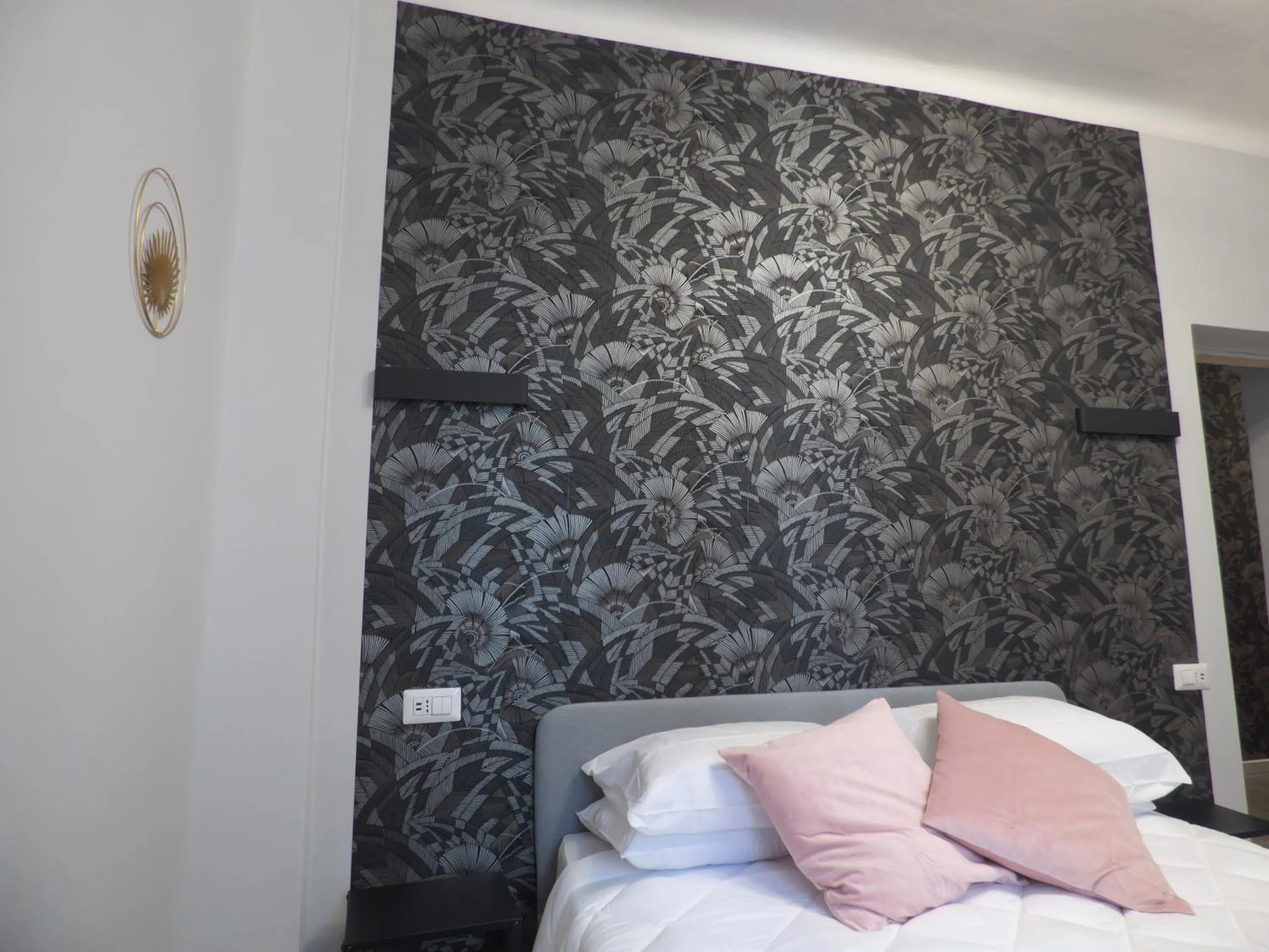 Bed in Vite 99 spanish steps room