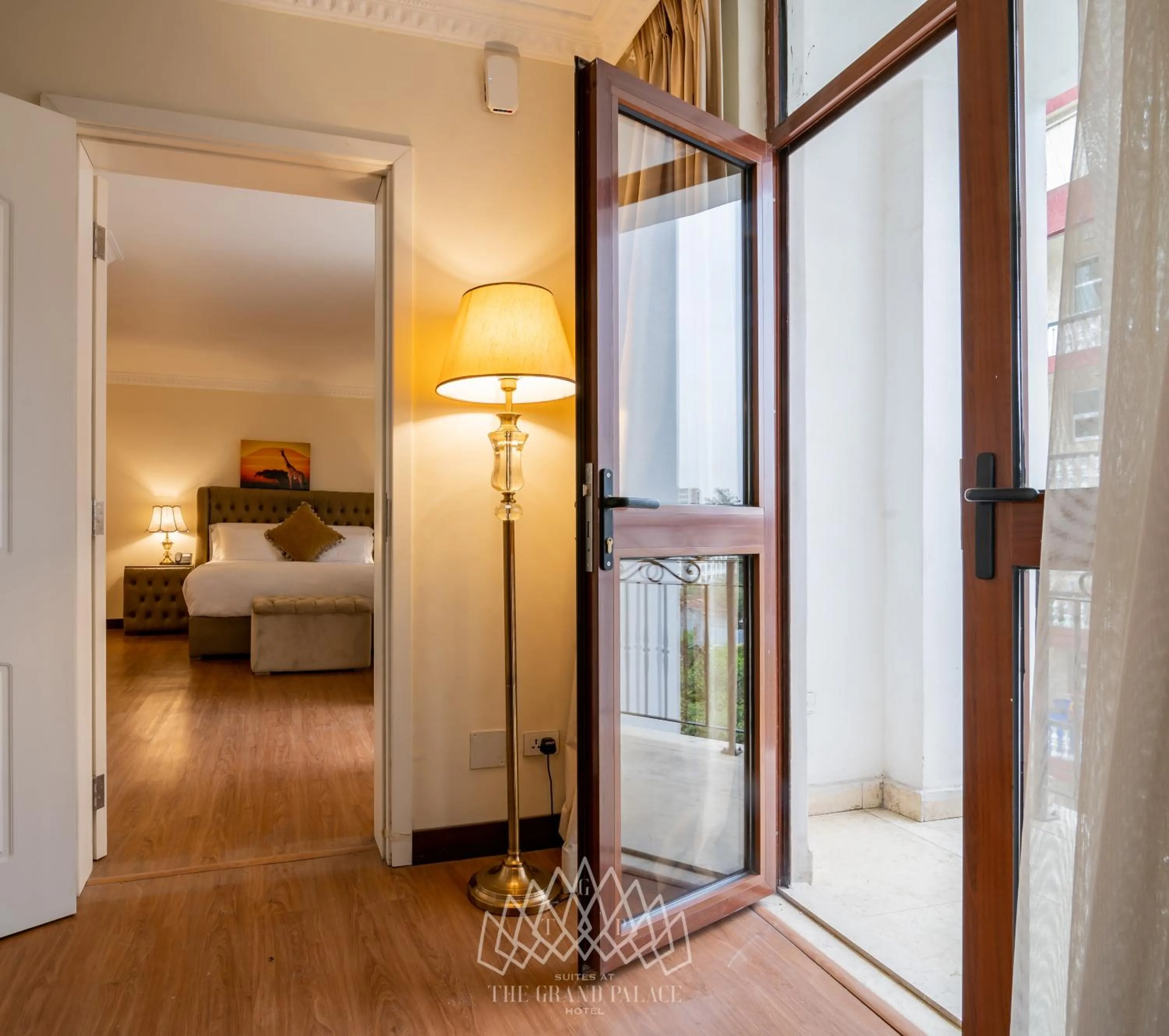 Balcony/Terrace, Bed in The Grand Palace Hotel