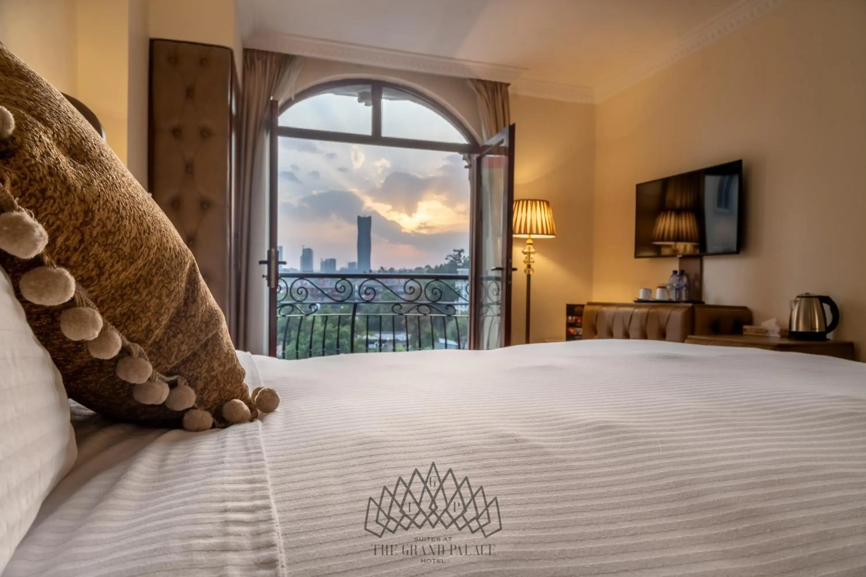 Balcony/Terrace, Bed in The Grand Palace Hotel Balcony/Terrace, Bed in The Grand Palace Hotel