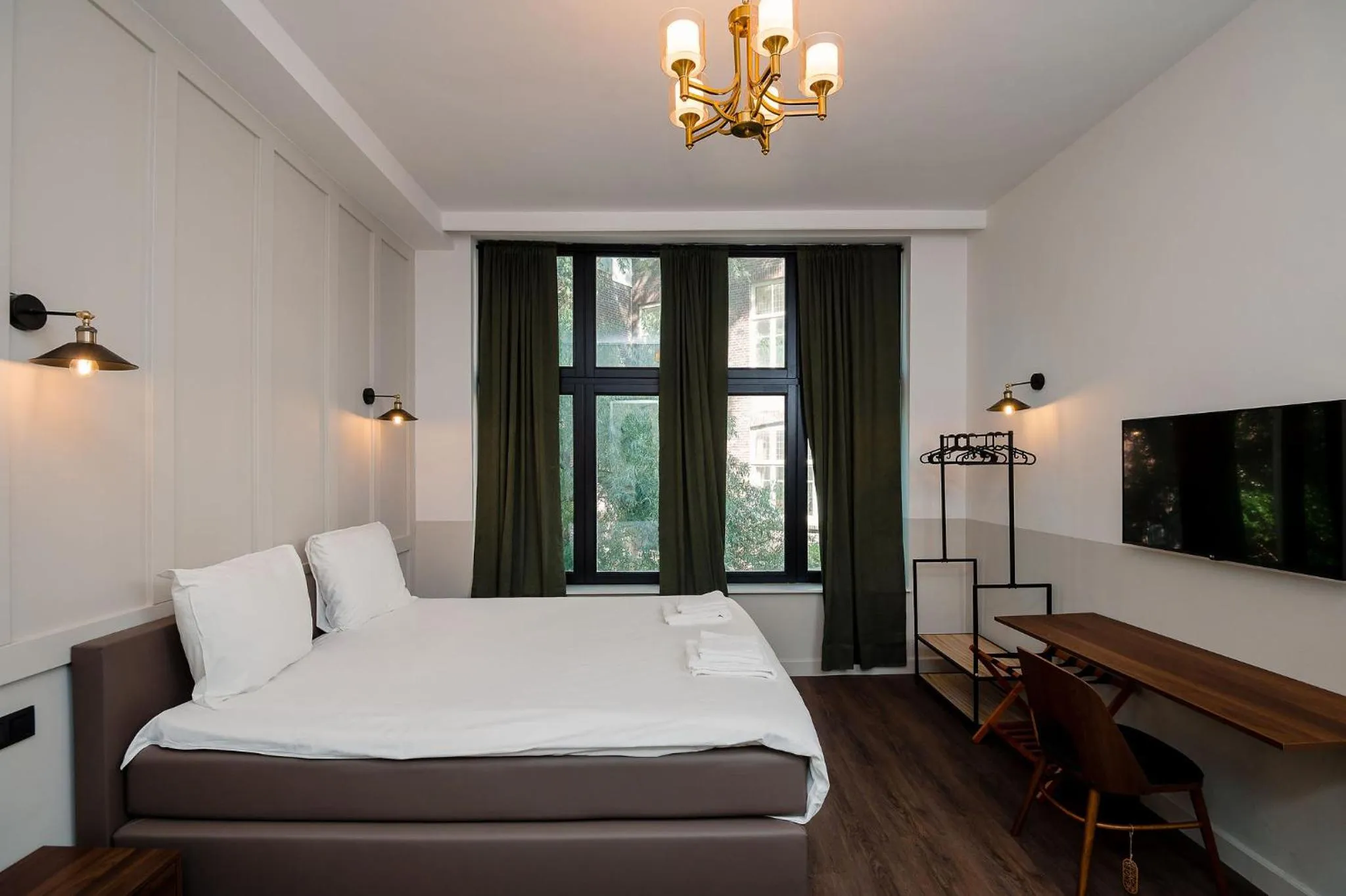 View (from property/room), Bed in Mr.Lewis Rotterdam