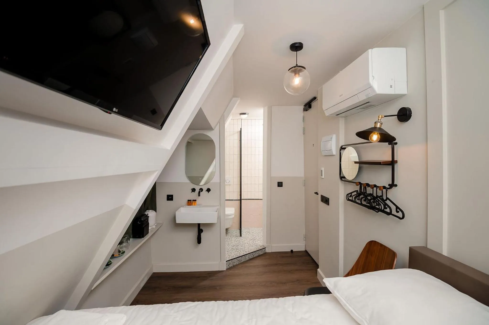 Bedroom, Bed in Mr.Lewis Rotterdam