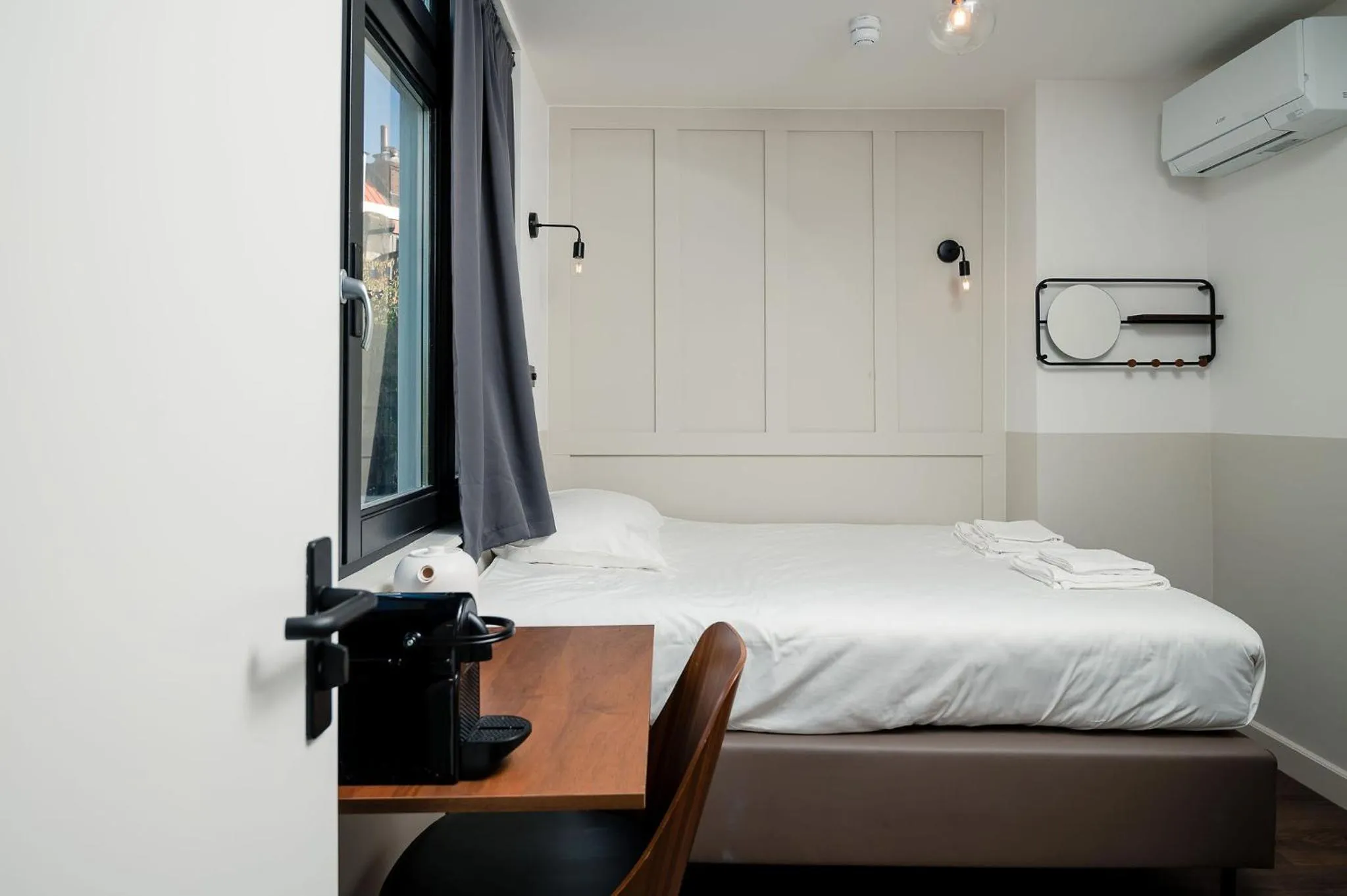 Bedroom, Bed in Mr.Lewis Rotterdam