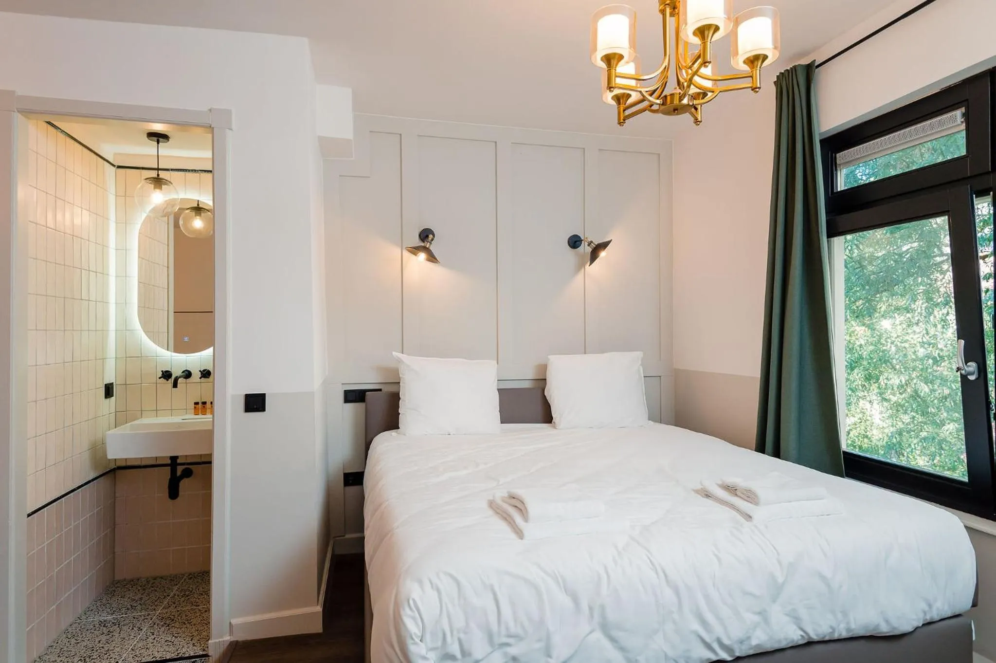 Bed in Mr.Lewis Rotterdam